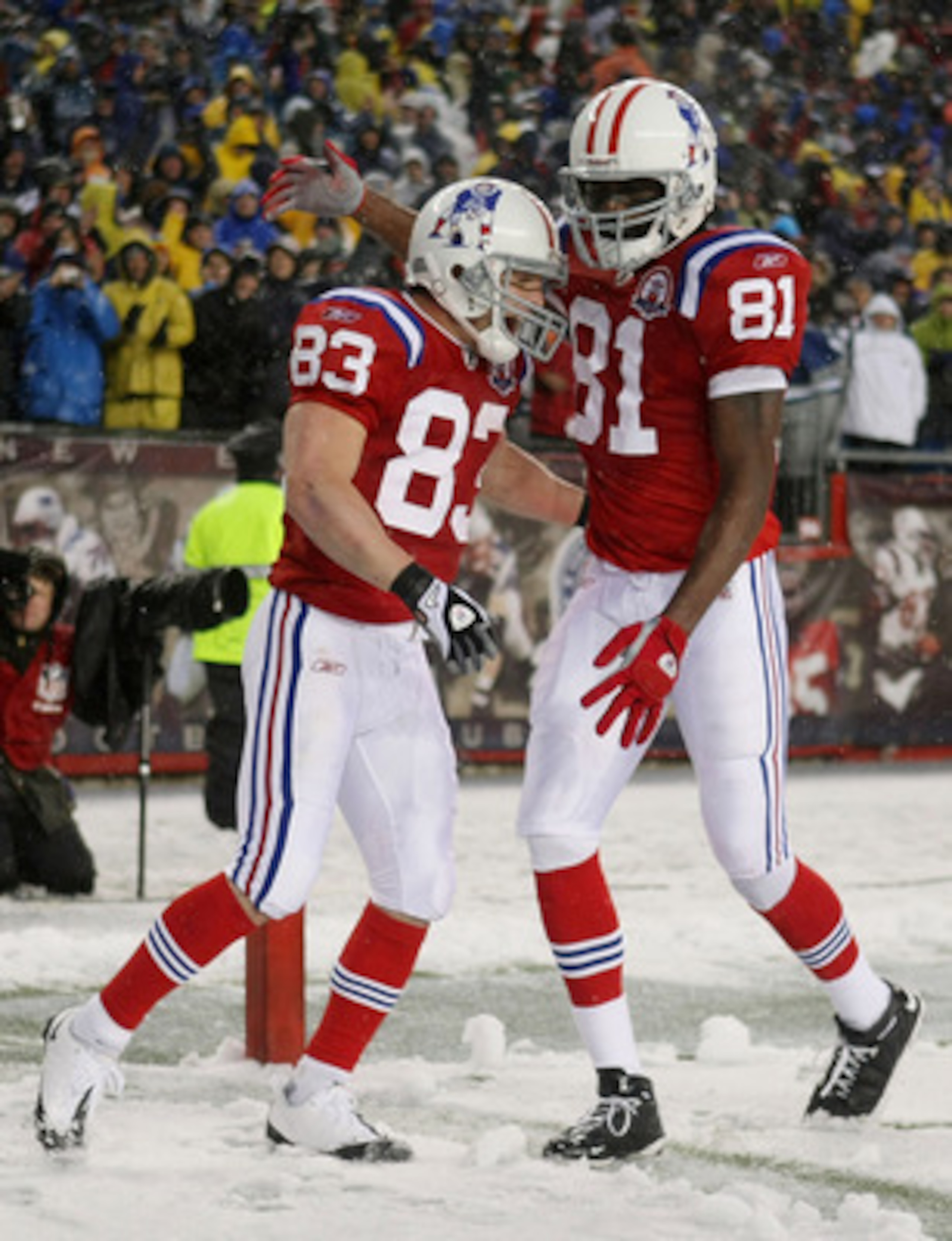 FOXBORO, MA - OCTOBER 18:  Wes Welker #83 of the New England Patriots is congratulated by teammate Randy Moss #81 after Welker scored a touchdown in the second quarter against the Tennessee Titans on October 18, 2009 at Gillette Stadium in Foxboro, Massac