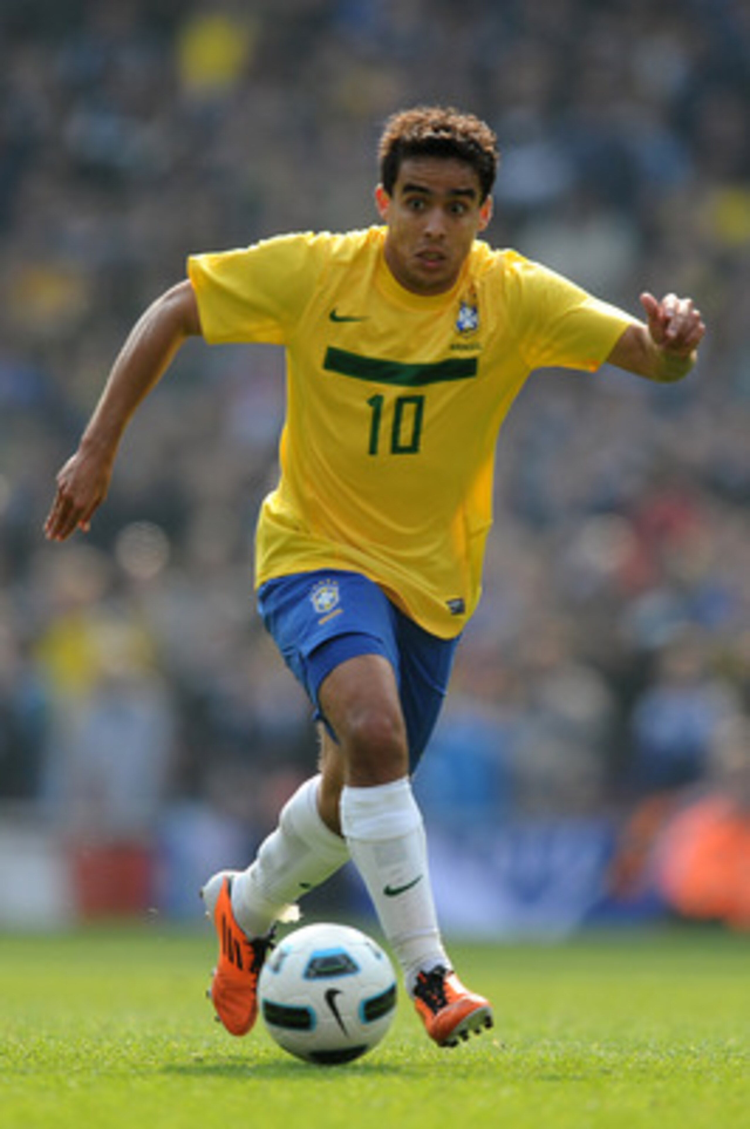 LONDON, ENGLAND - MARCH 27:  Leandro Damiao of Brazil in action during the International friendly match between Brazil and Scotland at Emirates Stadium on March 27, 2011 in London, England.  (Photo by Mike Hewitt/Getty Images)