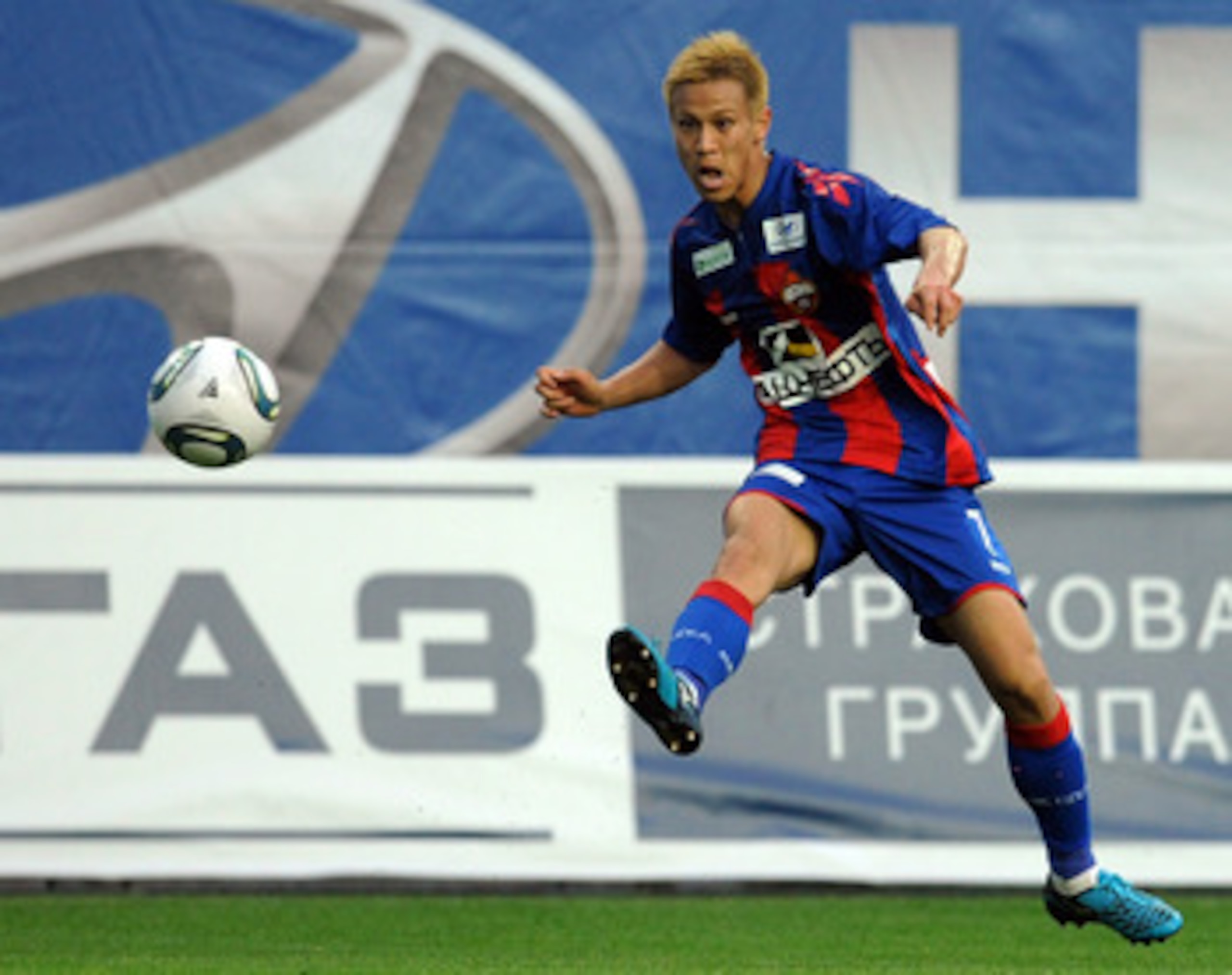 KHIMKI, RUSSIA - JUNE 14: (EMBARGOED FOR PUBLICATION IN ALL JAPANESE MEDIA UNTIL 48 HOURS AFTER CREATE DATE AND TIME) Keisuke Honda of PFC CSKA Moscow in action during the Russian Football League Championship match between PFC CSKA Moscow and FC Anzhi Mak
