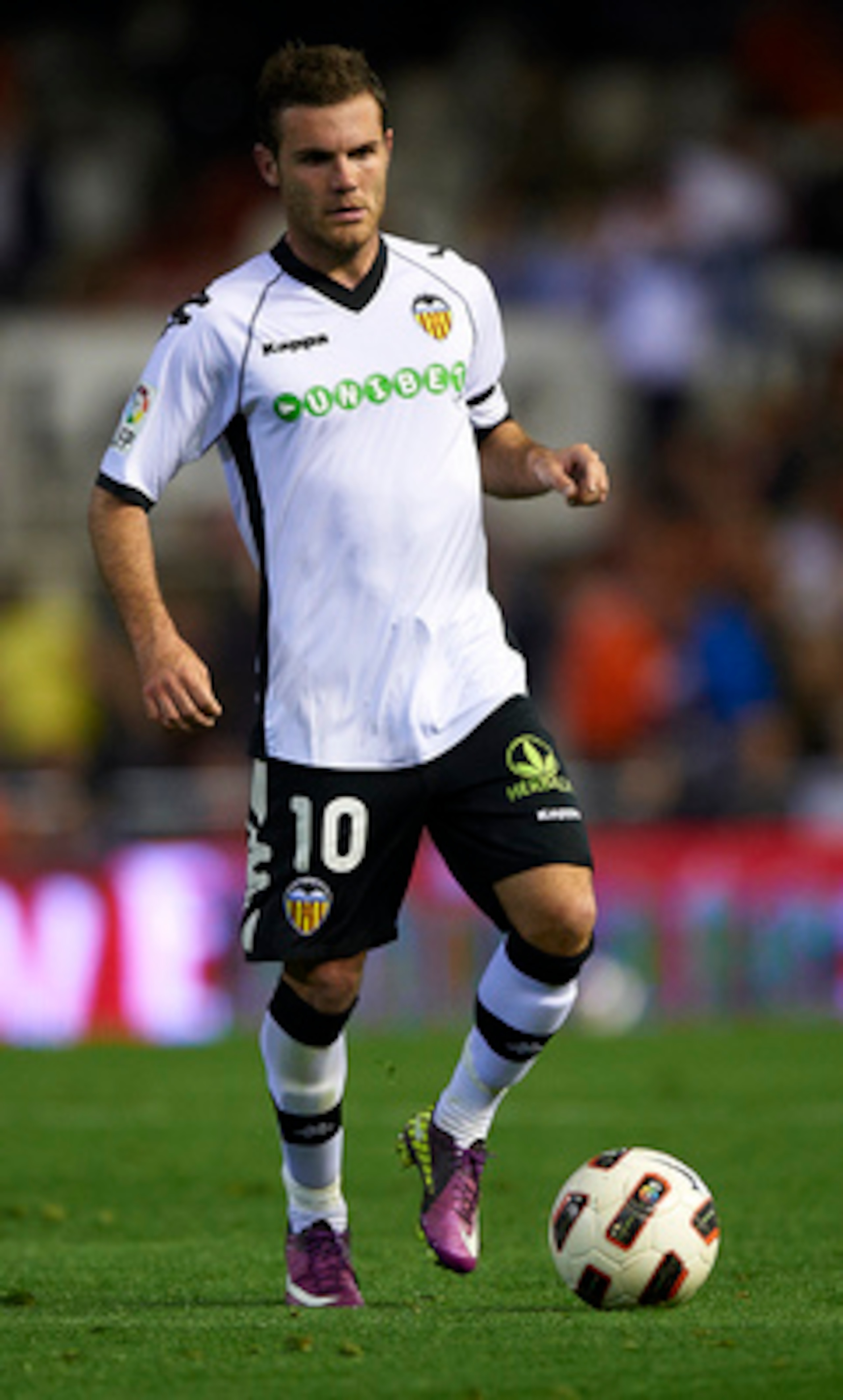 VALENCIA, SPAIN - APRIL 10:  Juan Mata of Valencia controls the ball during the La Liga match between Valencia and Villarreal at Estadio Mestalla on April 10, 2011 in Valencia, Spain.  Valencia won 5-0.  (Photo by Manuel Queimadelos Alonso/Getty Images)
