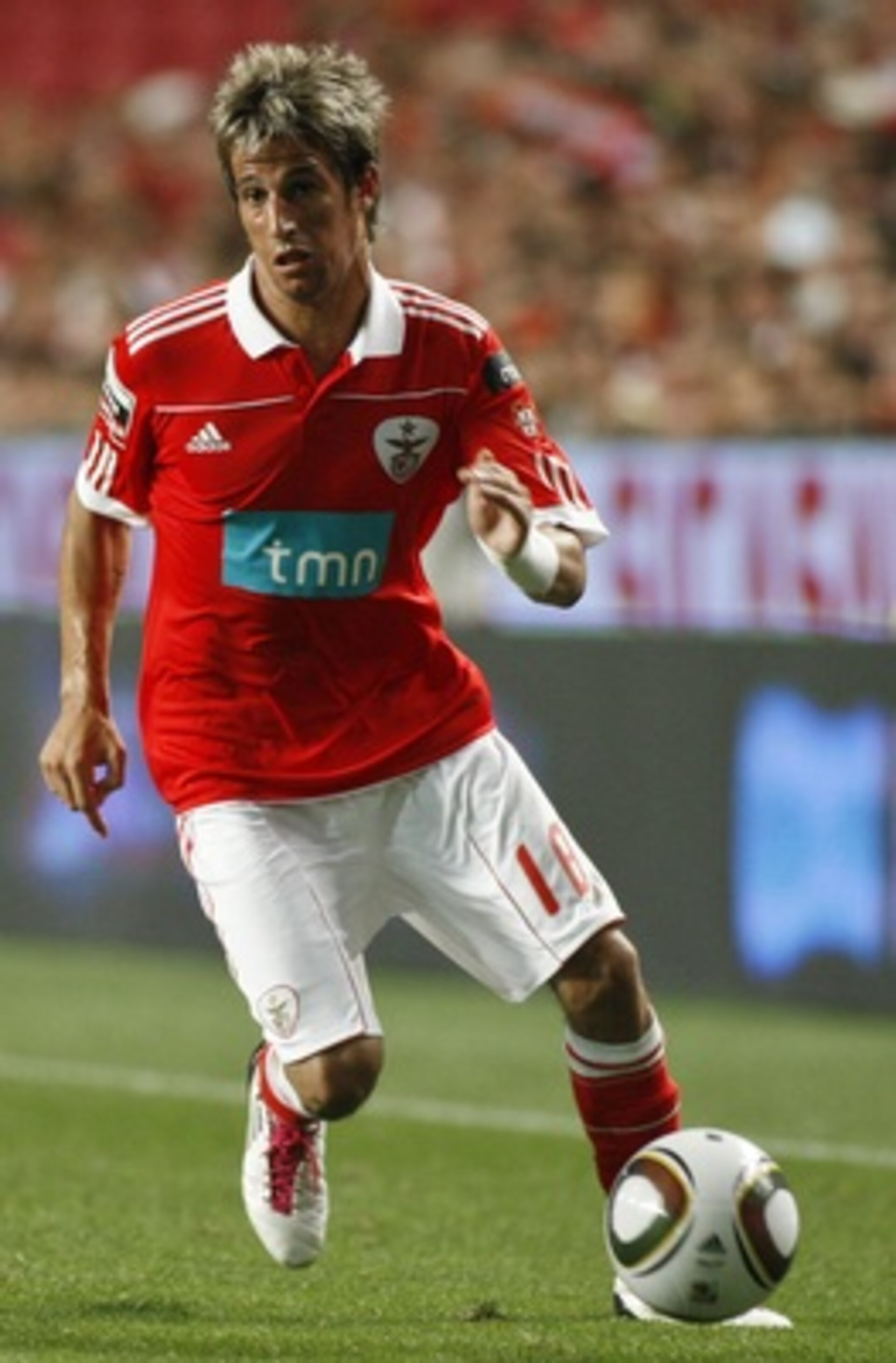 LISBON, PORTUGAL - AUGUST 28:  Fabio Coentrao of Benfica controls the ball during the Portuguese Liga match between Benfica and Vitoria Setubal at Luz Stadium on August 28, 2010 in Lisbon, Portugal.  (Photo by Patricia de Melo/EuroFootball/Getty Images)