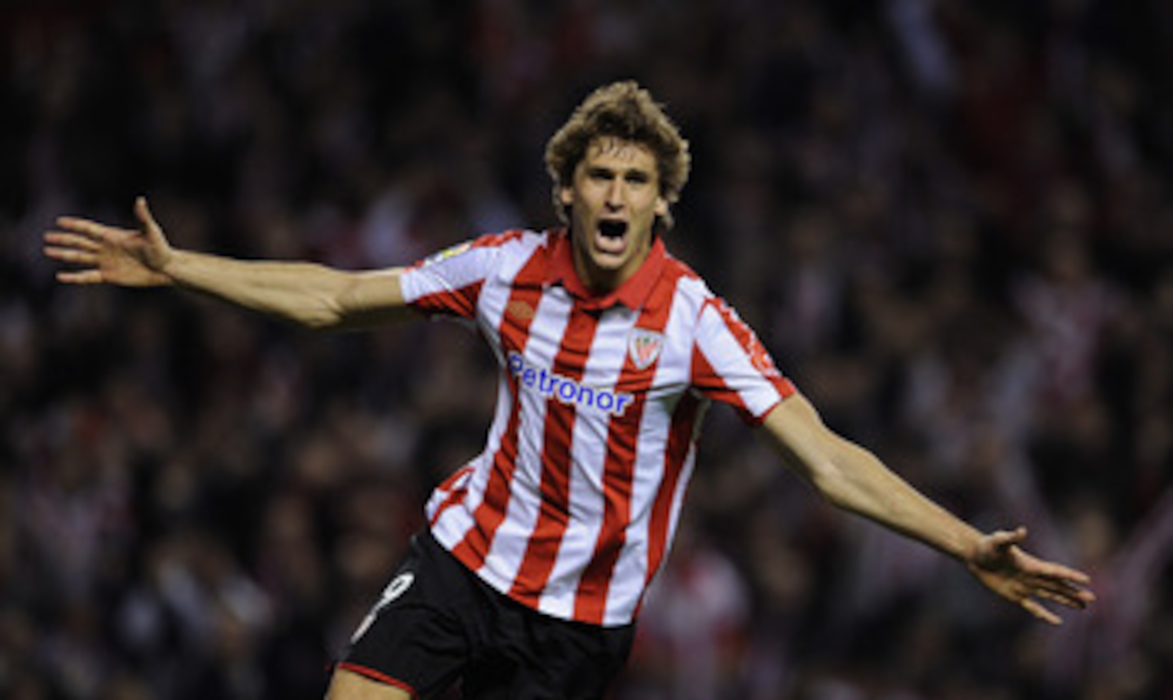 BILBAO, SPAIN - JANUARY 05:  Fernando Llorente of Athletic Bilbao celebrates scoring his sides equalizing goal during the round of last 16 Copa del Rey second leg match between Athletic Bilbao and FC Barcelona at Estadio de San Mames on January 5, 2011 in