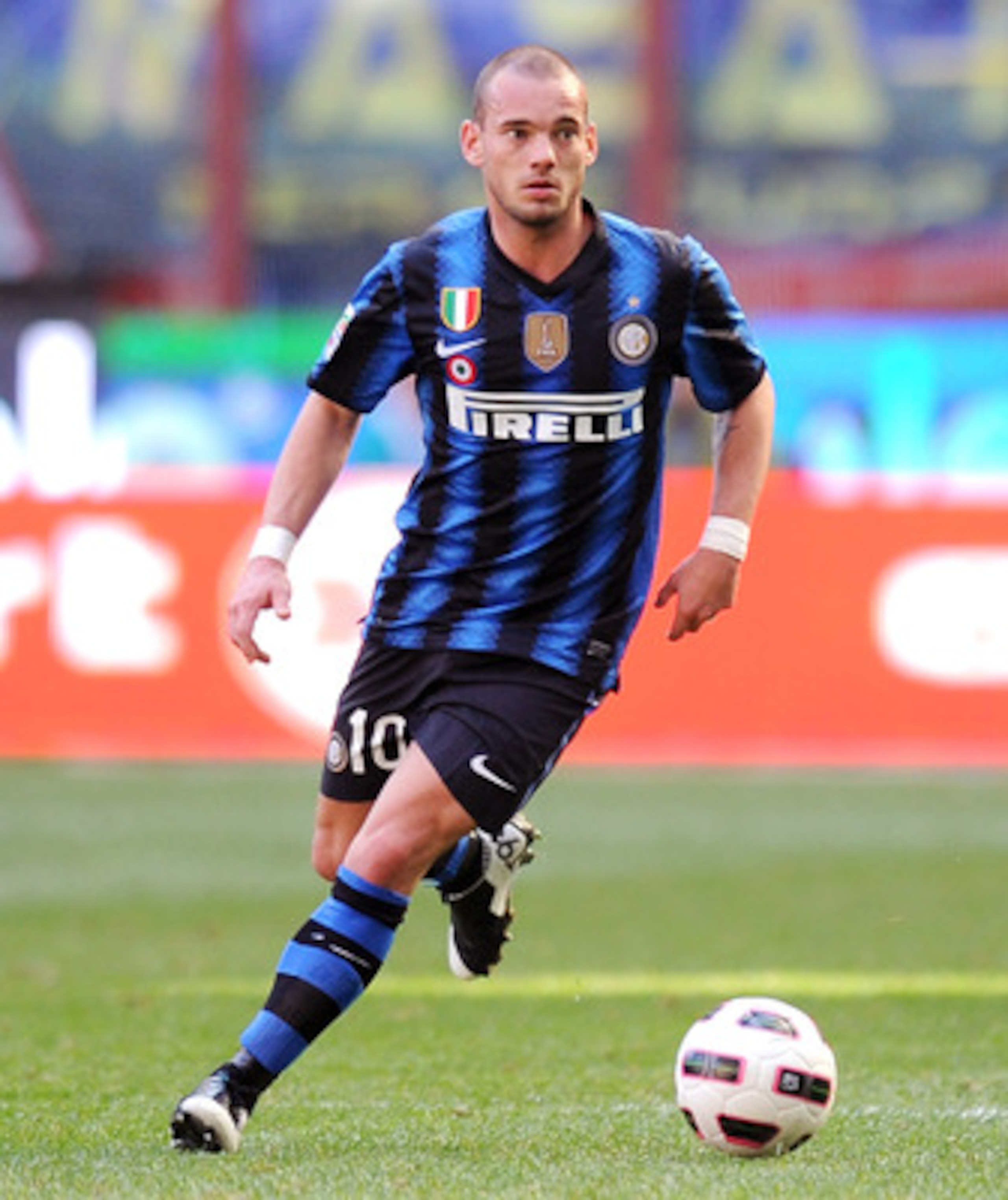 MILAN, ITALY - MARCH 20:  Wesley Sneijder of Inter Milan in action during the Serie A match between FC Internazionale Milano and Lecce at Stadio Giuseppe Meazza on March 20, 2011 in Milan, Italy.  (Photo by Tullio M. Puglia/Getty Images)