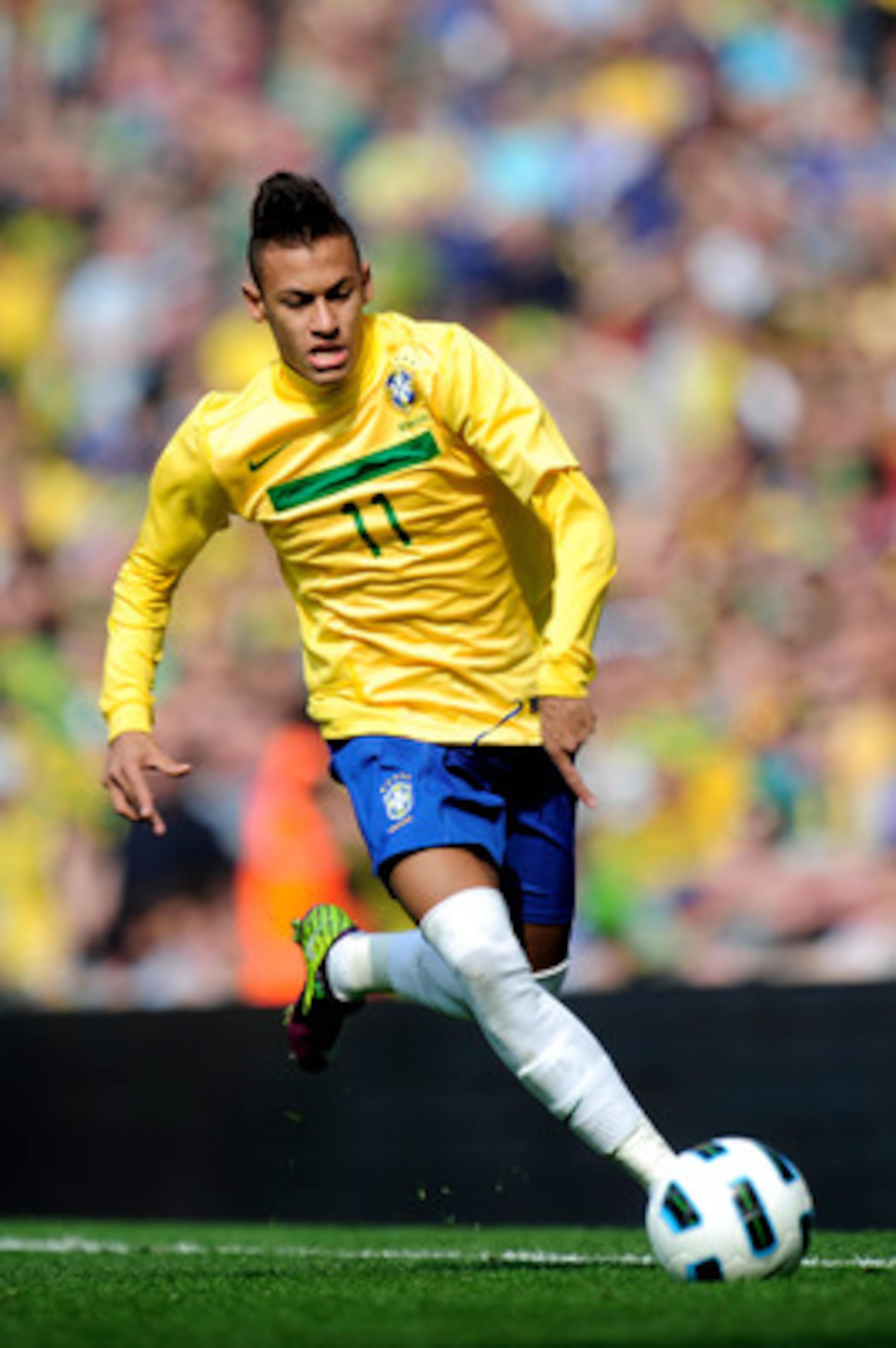 LONDON, ENGLAND - MARCH 27:  Neymar of Brazil on the ball during the International friendly match between Brazil and Scotland at Emirates Stadium on March 27, 2011 in London, England.  (Photo by Jamie McDonald/Getty Images)