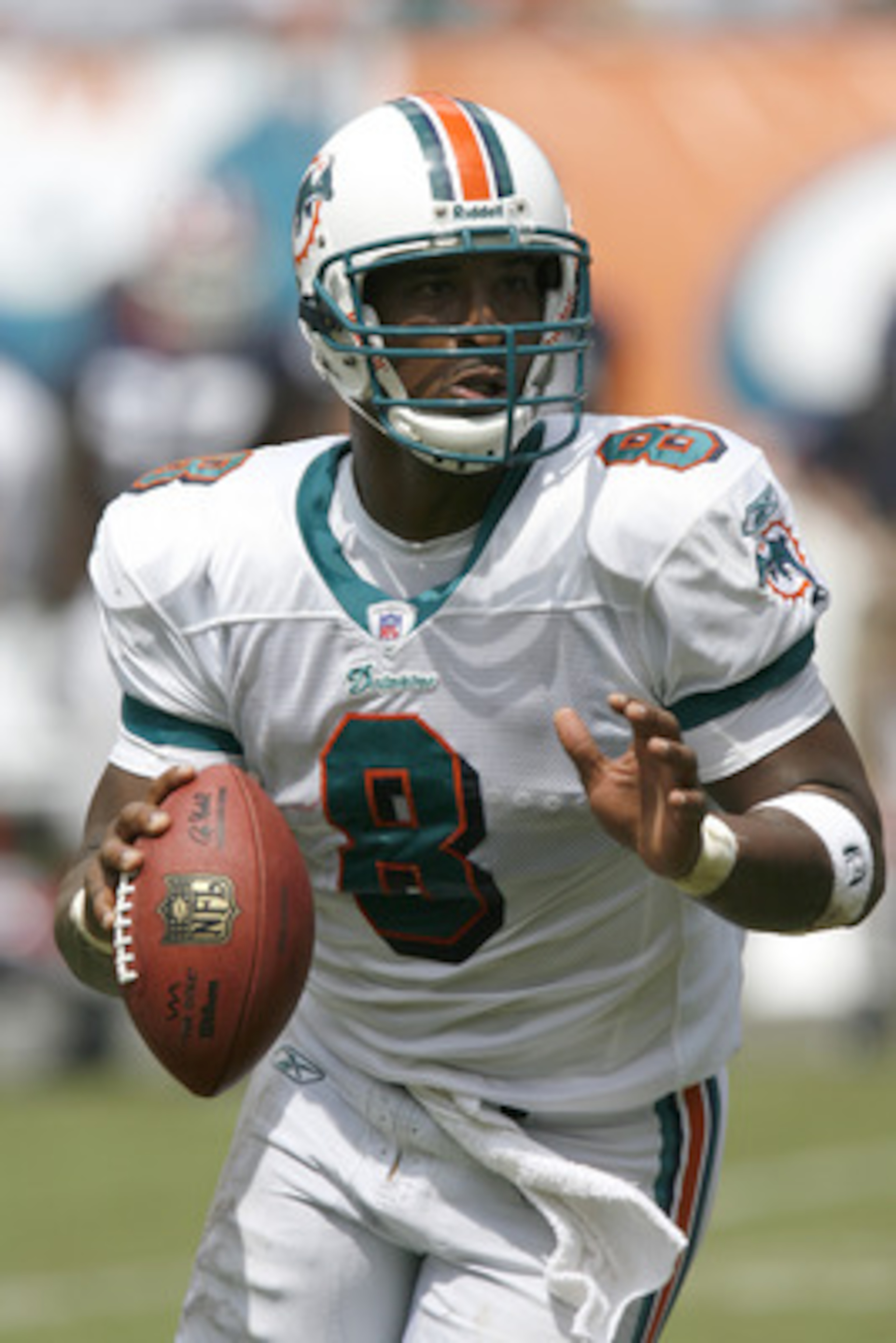 MIAMI - SEPTEMBER 17:  Quarterback Daunte Culpepper #8 of the Miami Dolphins passes the ball against the Buffalo Bills during the game at Miami Dolphin Stadium on September 17, 2006 in Miami, Florida.  The Bills won 16-6.  (Photo by Eliot J. Schechter/Get