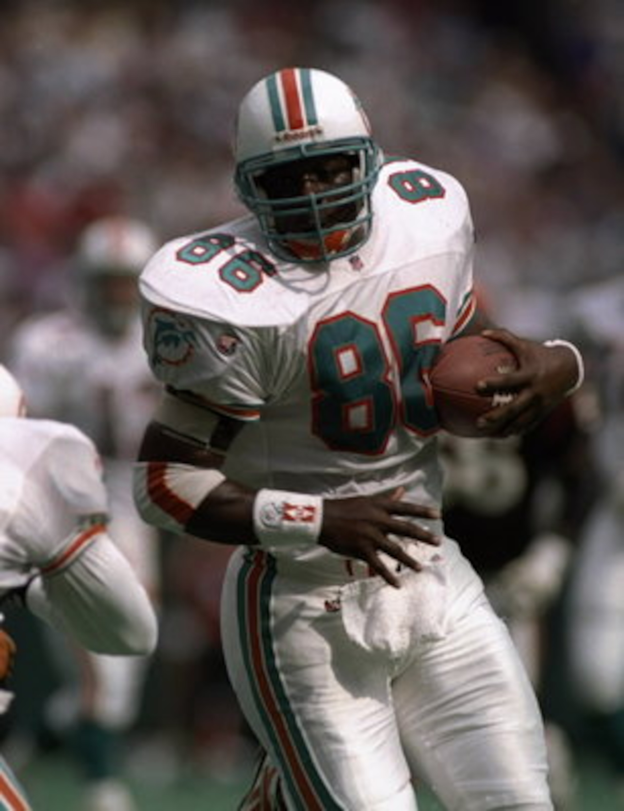 1 OCT 1995:  TIGHT END ERIC GREEN OF THE MIAMI DOLPHINS CARRIES THE FOOTBALL DURING THE DOLPHINS 26-23 WIN OVER THE CINCINNATI BENGALS AT RIVERFRONT STADIUM IN CINCINNATI, OHIO.  MANDATORY CREDIT:  RICK STEWART/ALLSPORT