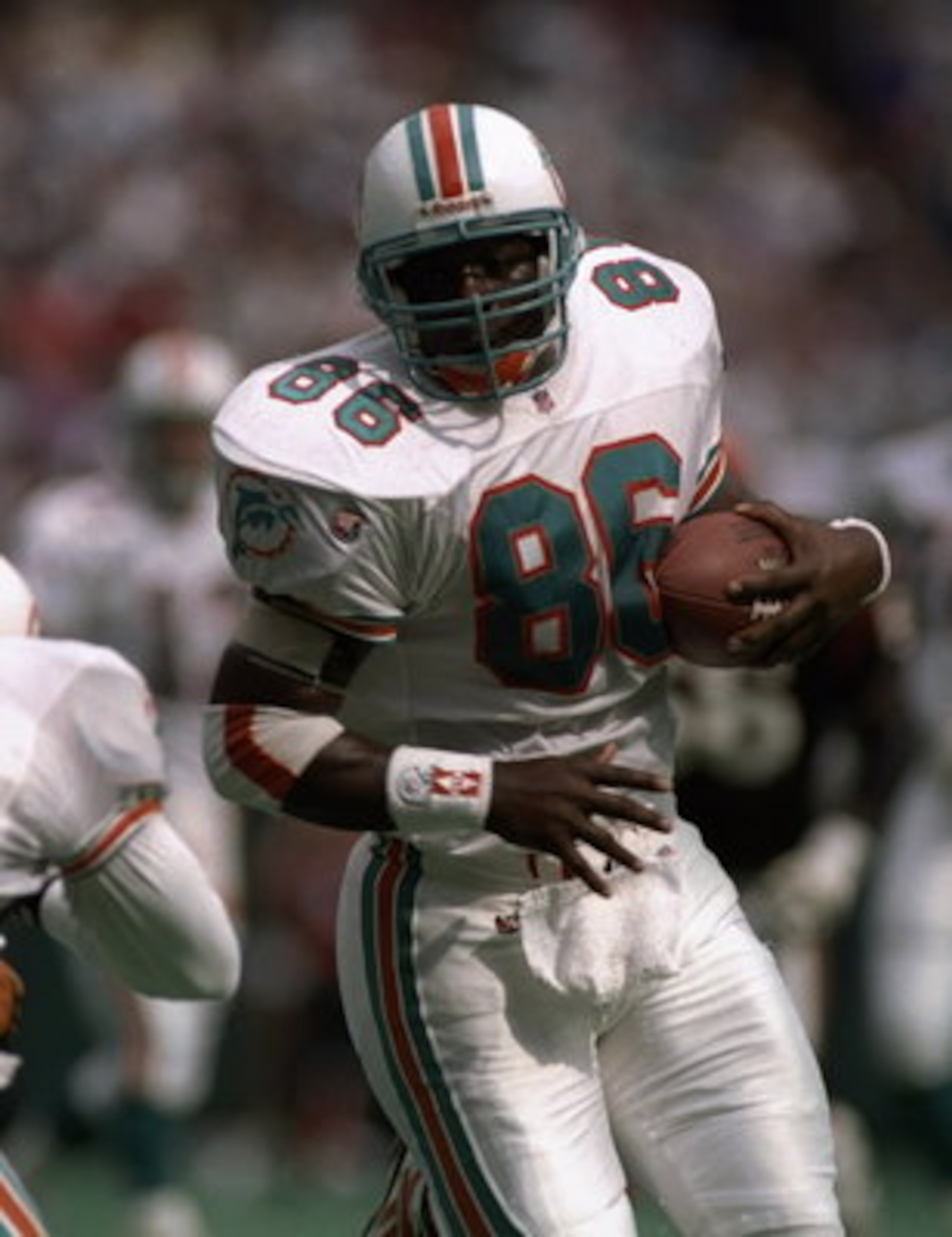 1 OCT 1995:  TIGHT END ERIC GREEN OF THE MIAMI DOLPHINS CARRIES THE FOOTBALL DURING THE DOLPHINS 26-23 WIN OVER THE CINCINNATI BENGALS AT RIVERFRONT STADIUM IN CINCINNATI, OHIO.  MANDATORY CREDIT:  RICK STEWART/ALLSPORT