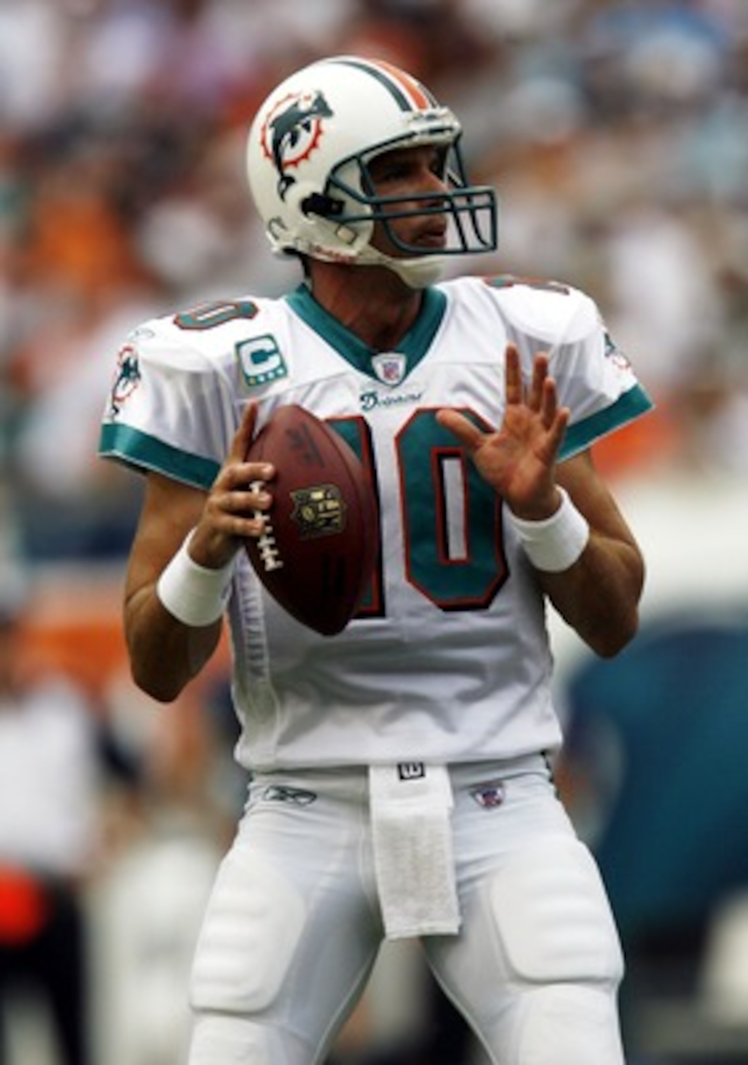 MIAMI - SEPTEMBER 16: Quarterback Trent Green #10 of the Miami Dolphins looks for an open man to pass to against the  Dallas Cowboys in the first half at Miami Dolphin Stadium on September 16, 2007 in Miami, Florida. (Photo by Eliot J. Schechter/Getty Ima
