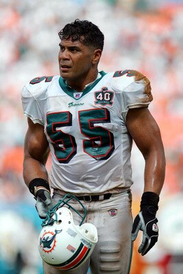 MIAMI - SEPTEMBER 11:  Junior Seau #55 of the Miami Dolphins during play against the Denver Broncos on September 11, 2005 at Dolphin Stadium, in Miami, Florida. The Dolphins defeated the Broncos 34-10.  (Photo by Ronald Martinez/Getty Images)