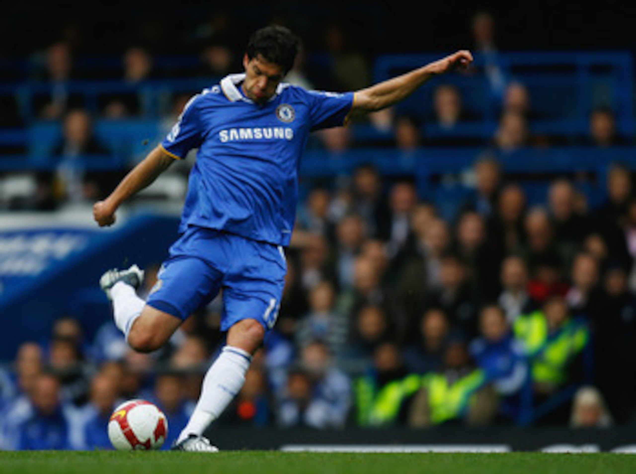 LONDON - OCTOBER 05:  Michael Ballack of Chelsea in action during the Barclays Premier League match between Chelsea and Aston Villa at Stamford Bridge on October 5, 2008 in London, England.  (Photo by Paul Gilham/Getty Images)