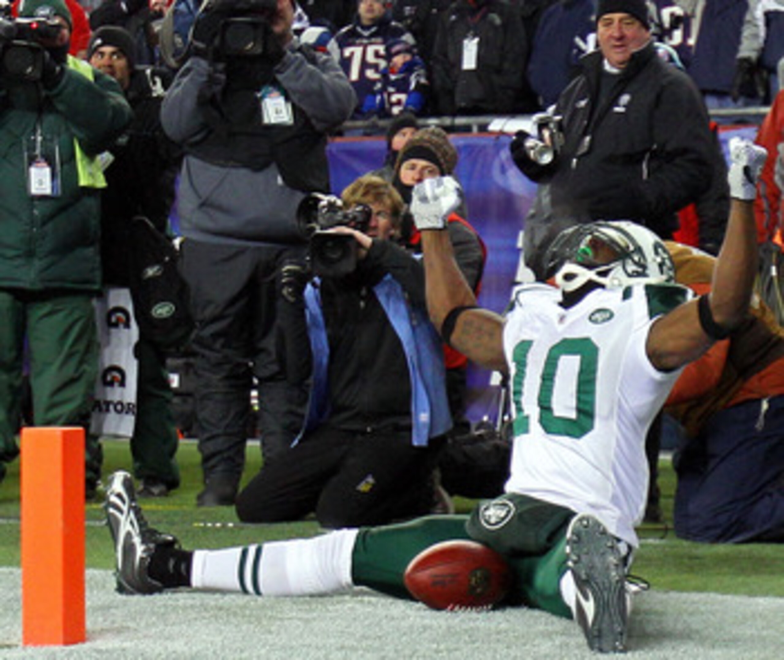 FOXBORO, MA - JANUARY 16: Santonio Holmes #10 of the New York Jets celebrates his fourth quarter touchdown against the New England Patriots during their 2011 AFC divisional playoff game at Gillette Stadium on January 16, 2011 in Foxboro, Massachusetts. FOXBORO, MA - JANUARY 16: Santonio Holmes #10 of the New York Jets celebrates his fourth quarter touchdown against the New England Patriots during their 2011 AFC divisional playoff game at Gillette Stadium on January 16, 2011 in Foxboro, Massachusetts.