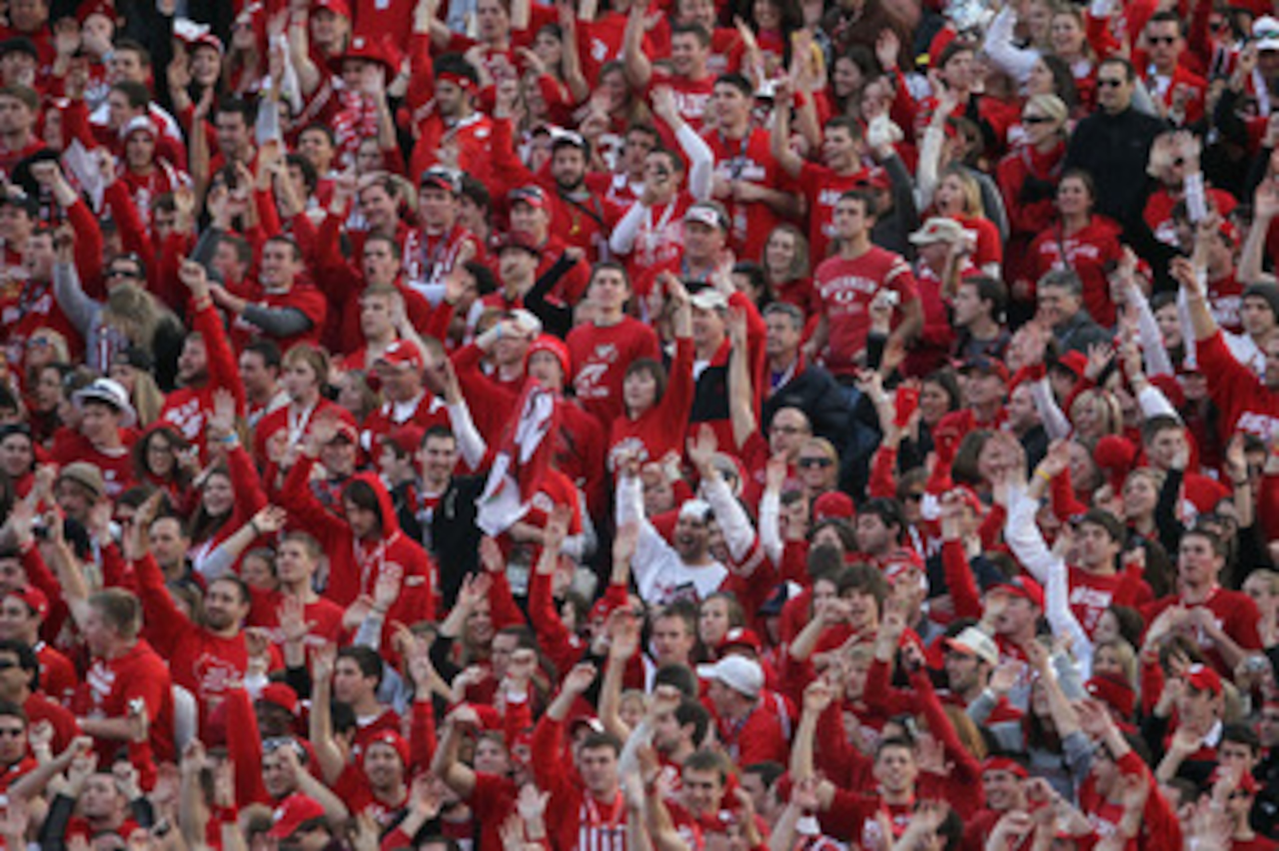 PASADENA, CA - JANUARY 01:  Fans of the Wisconsin Badgers cheers during the 97th Rose Bowl game against the TCU Horned Frogs on January 1, 2011 in Pasadena, California.  (Photo by Jeff Gross/Getty Images)