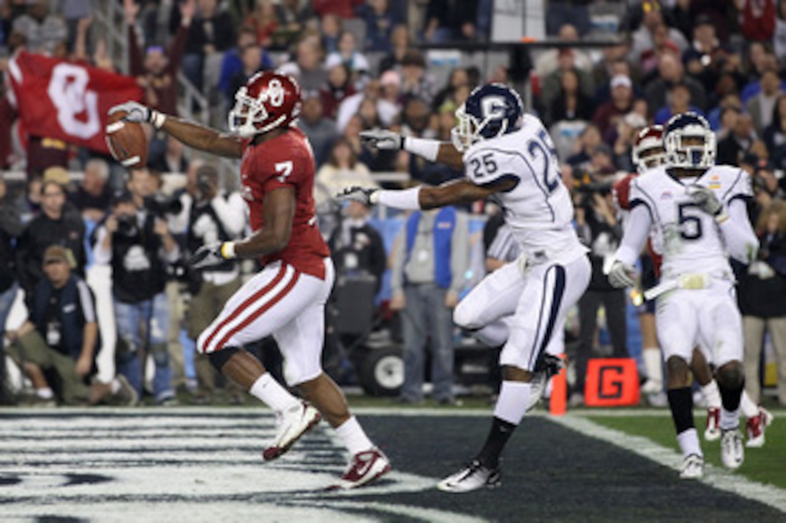 GLENDALE, AZ - JANUARY 01:  DeMarco Murray #7 of the Oklahoma Sooners reacts after scoring a touchdown in the first quarter against the Connecticut Huskies during the Tostitos Fiesta Bowl at the Universtity of Phoenix Stadium on January 1, 2011 in Glendal