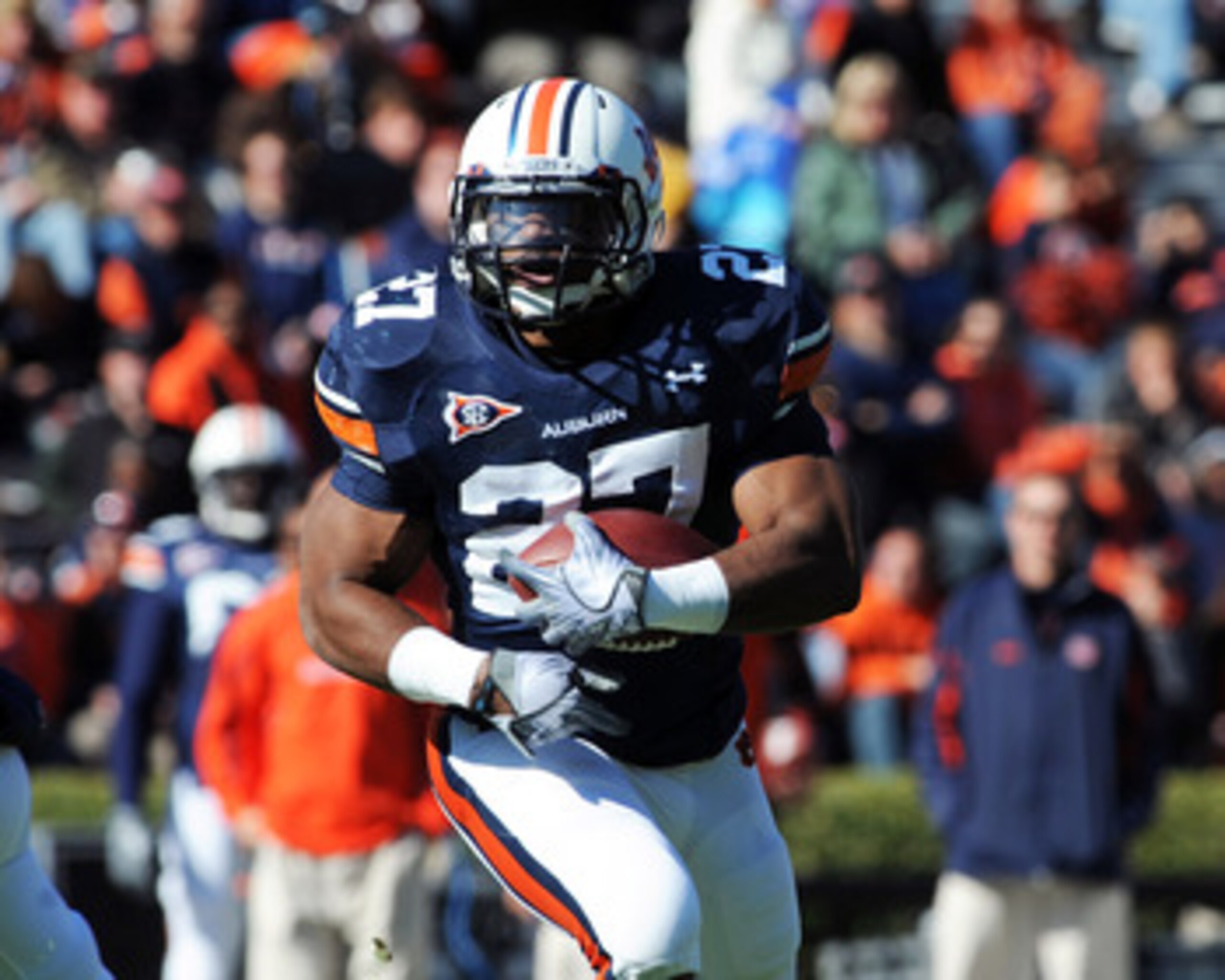AUBURN, AL - NOVEMBER 6:  Running back Mario Fannin #27 of the Auburn Tigers rushes upfield against the Chattanooga Mocs November 6, 2010 at Jordan-Hare Stadium in Auburn, Alabama.  (Photo by Al Messerschmidt/Getty Images)