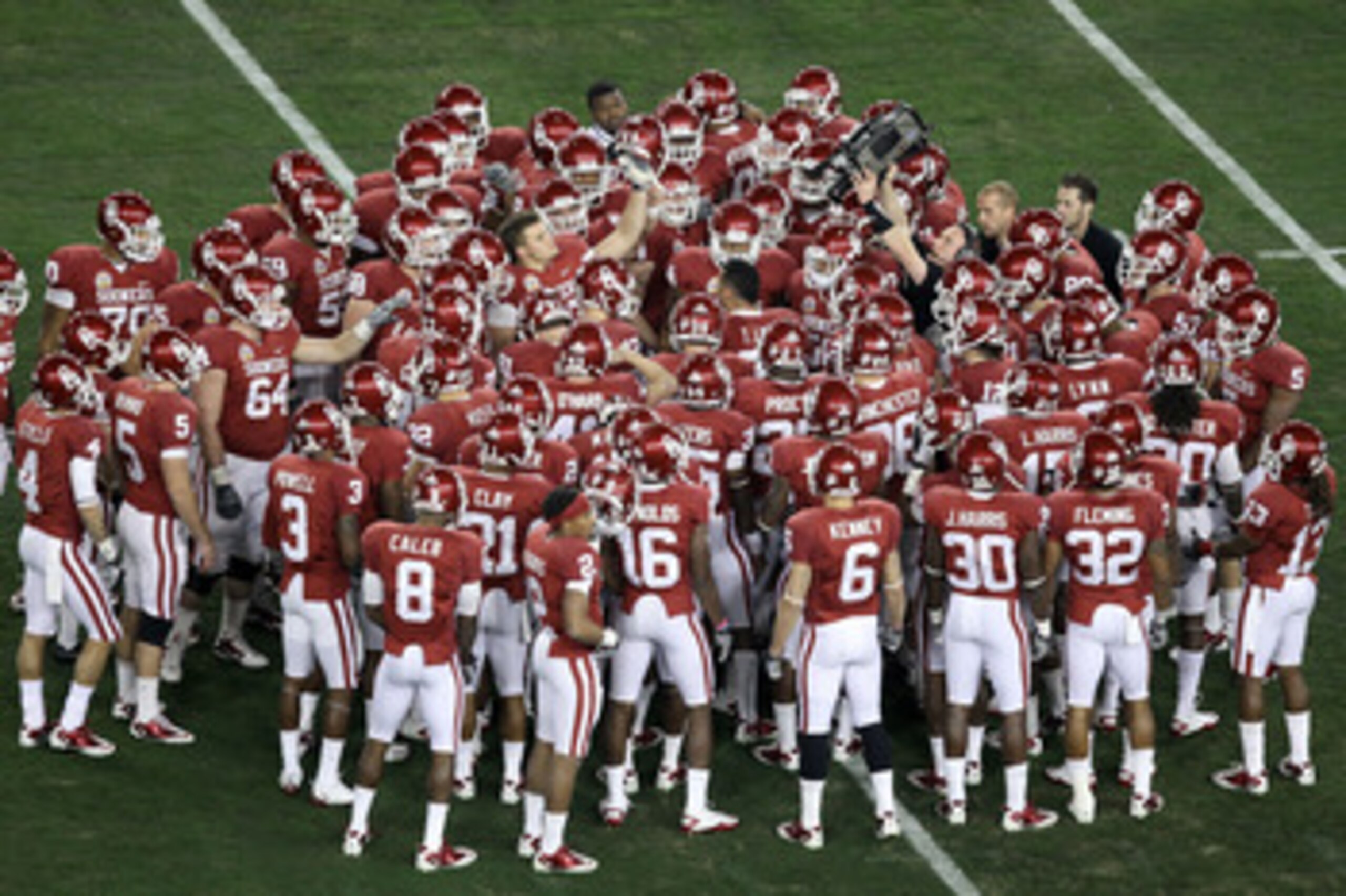 GLENDALE, AZ - JANUARY 01: Oklahoma Sooners huddle before taking on the Connecticut Huskies in the Tostitos Fiesta Bowl at the Universtity of Phoenix Stadium on January 1, 2011 in Glendale, Arizona. (Photo by Christian Petersen/Getty Images) GLENDALE, AZ - JANUARY 01: Oklahoma Sooners huddle before taking on the Connecticut Huskies in the Tostitos Fiesta Bowl at the Universtity of Phoenix Stadium on January 1, 2011 in Glendale, Arizona. (Photo by Christian Petersen/Getty Images)