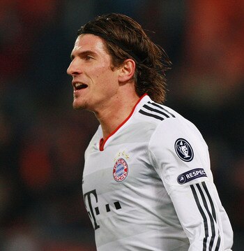 ROME - NOVEMBER 23:  Mario Gomez of  FC Bayern Muenchen celebrates after scoring the second goal during the UEFA Champions League Group E match between AS Roma and FC Bayern Muenchen at Stadio Olimpico on November 23, 2010 in Rome, Italy.  (Photo by Paolo