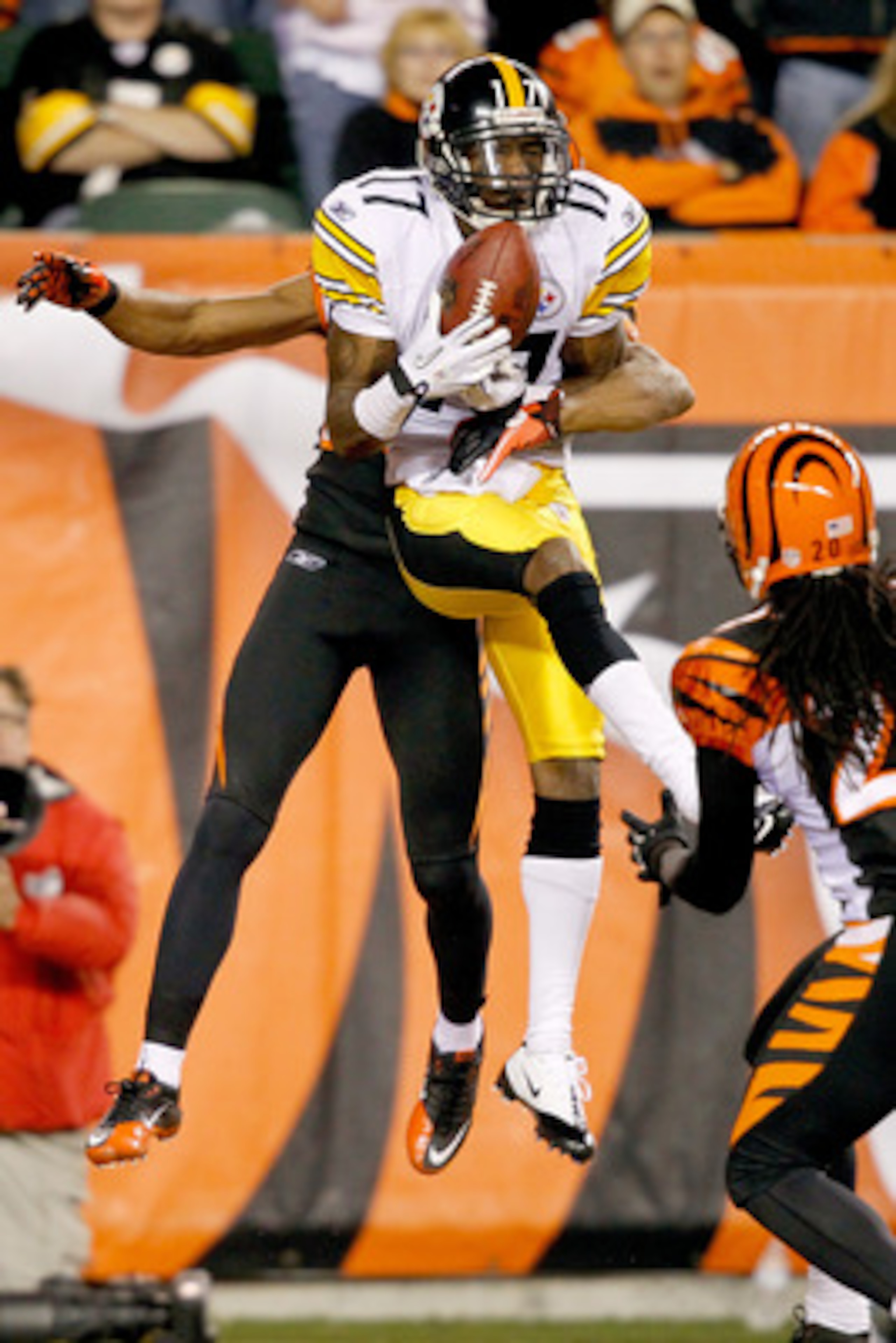 CINCINNATI - NOVEMBER 08:  Mike Wallace #17 of the Pittsburgh Steelers  catches a pass for a touchdown against Leon Hall #29 of the Cincinnati Bengals at Paul Brown Stadium on November 8, 2010 in Cincinnati, Ohio.  (Photo by Matthew Stockman/Getty Images)