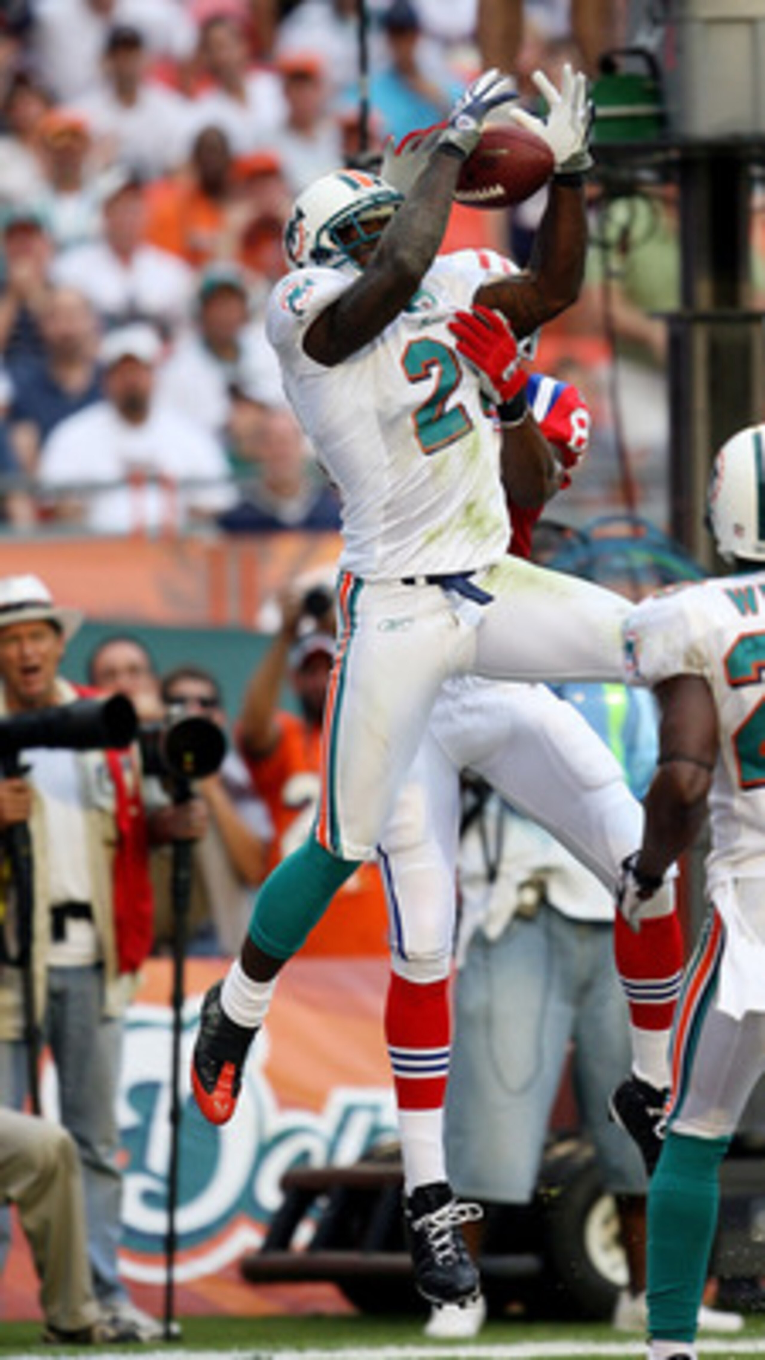 MIAMI - DECEMBER 06:  Cornerback Vontae Davis #21 of the Miami Dolphins intercepts a pass in the end-zone in front of wide receiver Randy Moss #81 of the New England Patriots at Land Shark Stadium on December 6, 2009 in Miami, Florida. The Dolphins defeat