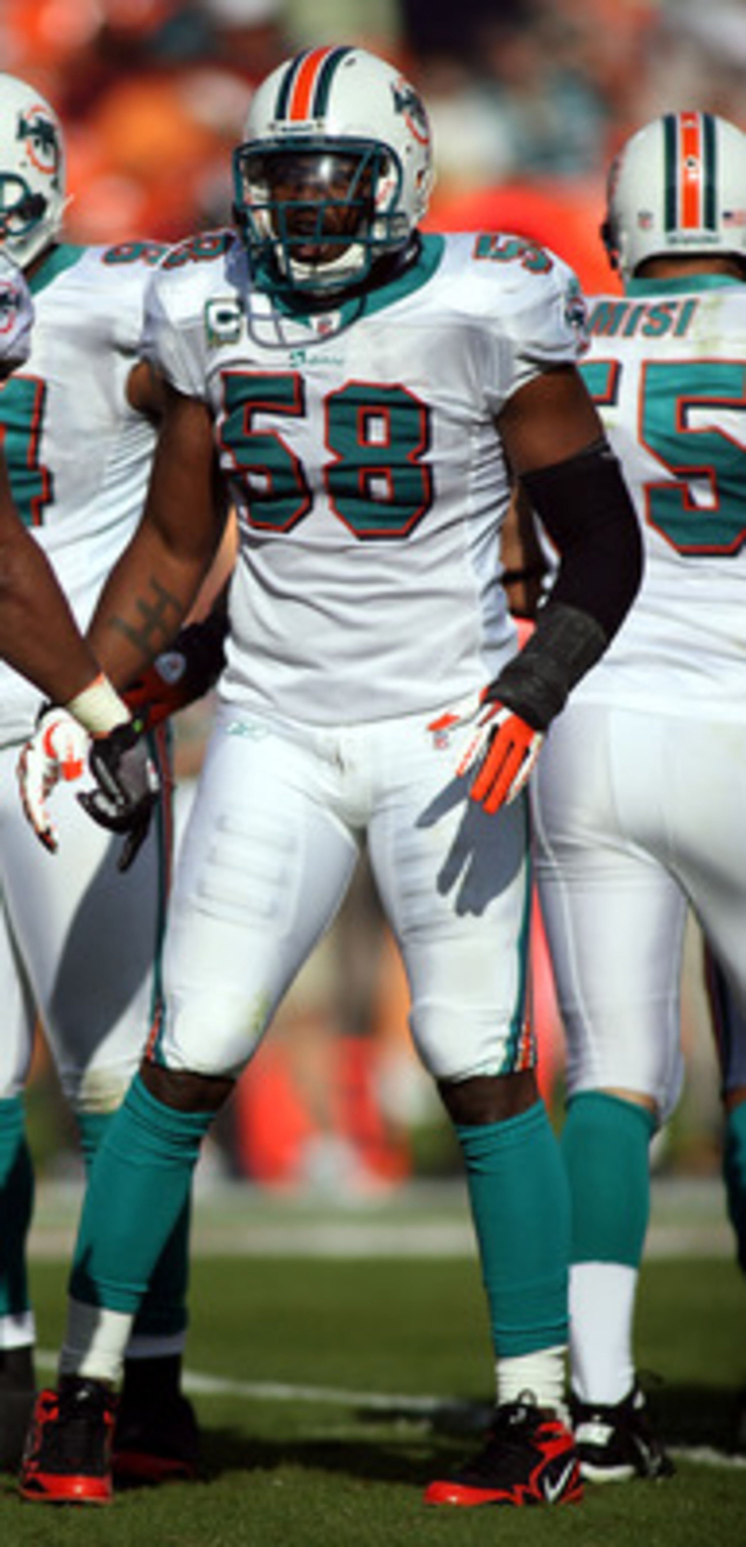 MIAMI - DECEMBER 19: Linebacker Karlos Dansby #58 of the Miami Dolphins against the Buffalo Bills at Sun Life Stadium on December 19, 2010 in Miami, Florida. The Bills defeated the Dolphins 17-14.  (Photo by Marc Serota/Getty Images)