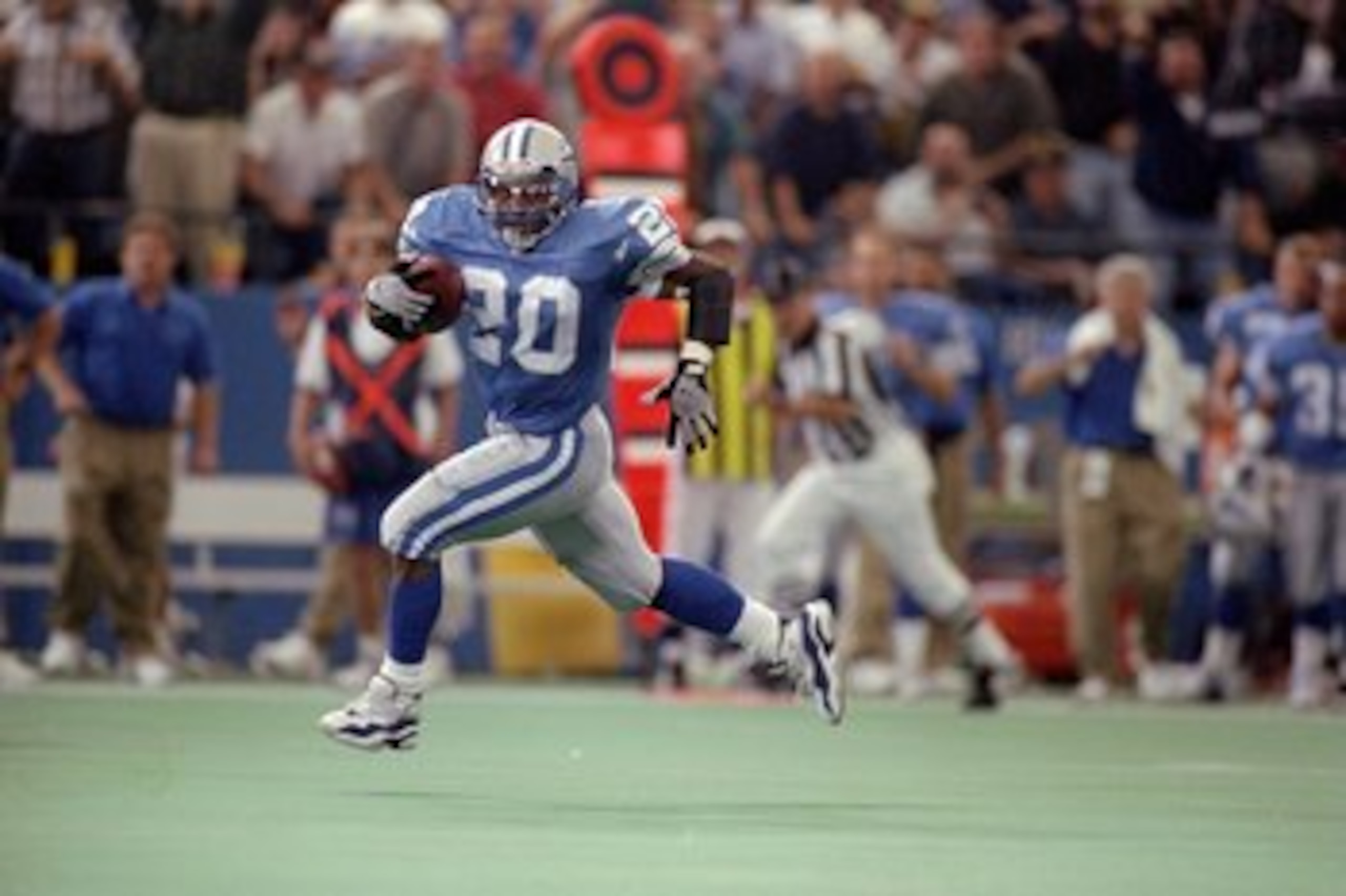 28 Sep 1997:  Running back Barry Sanders #20 of the Detroit Lions carries the football during the Lions 26-15 win over the Green Bay Packers at the Pontiac Silverdome in Pontiac, Michigan. Mandatory Credit: Matthew Stockman  /Allsport