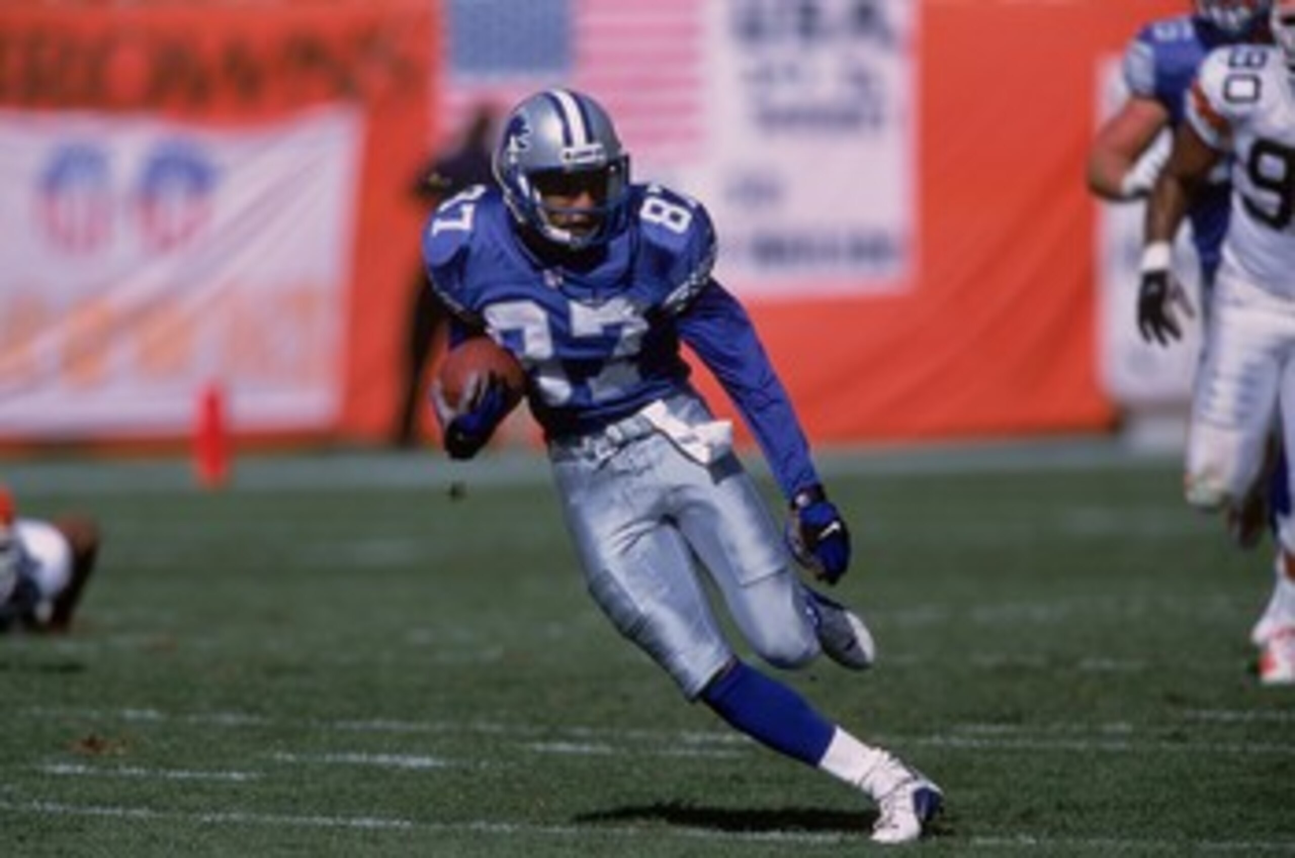 23 Sep 2001:  Johnnie Morton #87 of the Detroit Lions moves with the ball during the game against the Cleveland Browns at the Cleveland Browns Stadium in Cleveland, Ohio. The Browns defeated the Lions 24-14.Mandatory Credit: Tom Pidgeon  /Allsport