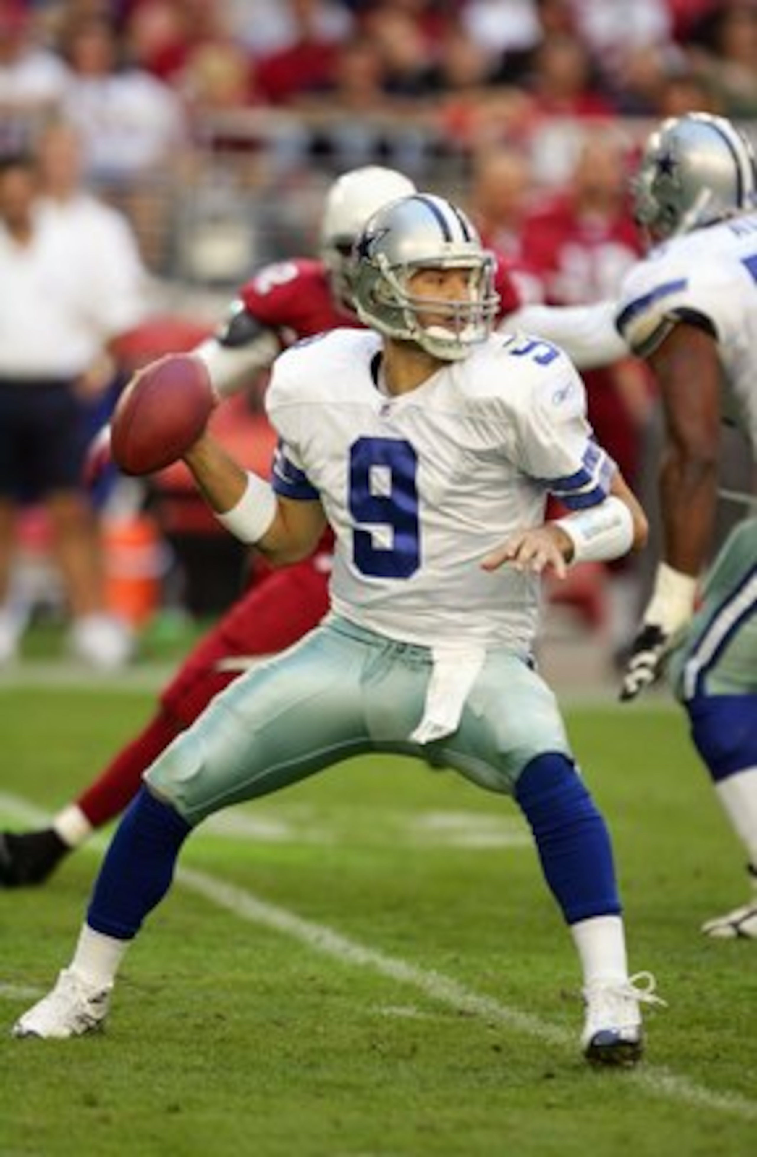 GLENDALE, AZ - NOVEMBER 12:  Quarterback Tony Romo #9 of the Dallas Cowboys looks to pass during the game against the Arizona Cardinals on November 12, 2006 at University of Phoenix Stadium in Glendale, Arizona. The Cowboys defeated the Cardinals 27-10. (