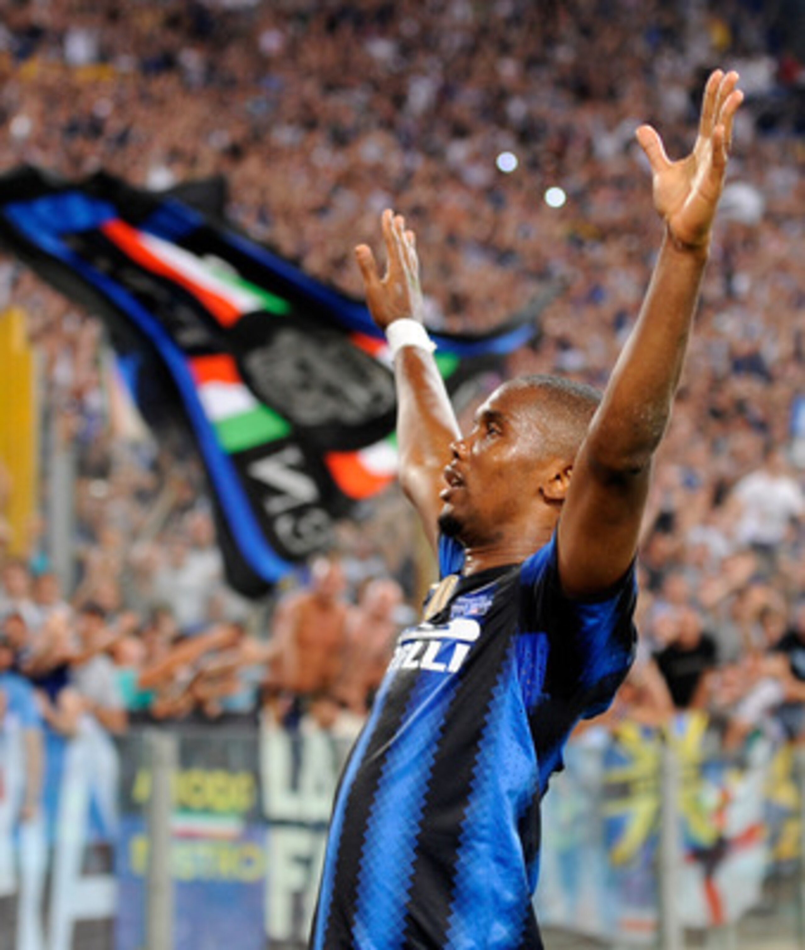 ROME, ITALY - MAY 29:  Samuel Eto'o of Inter Milan celebrates scoring the second goal during the Tim Cup final between FC Internazionale Milano and US Citta di Palermo at Olimpico Stadium on May 29, 2011 in Rome, Italy.  (Photo by Claudio Villa/Getty Imag
