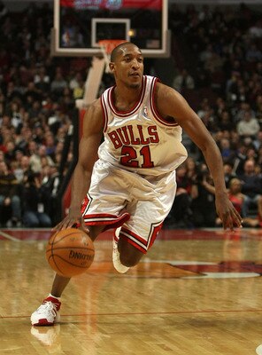 CHICAGO - NOVEMBER 27:  Chris Duhon #21 of the Chicago Bulls drives against the Atlanta Hawks at the United Center on November 27, 2007 in Chicago, Illinois.  NOTE TO USER: User expressly acknowledges and agrees that, by downloading and or using this Phot