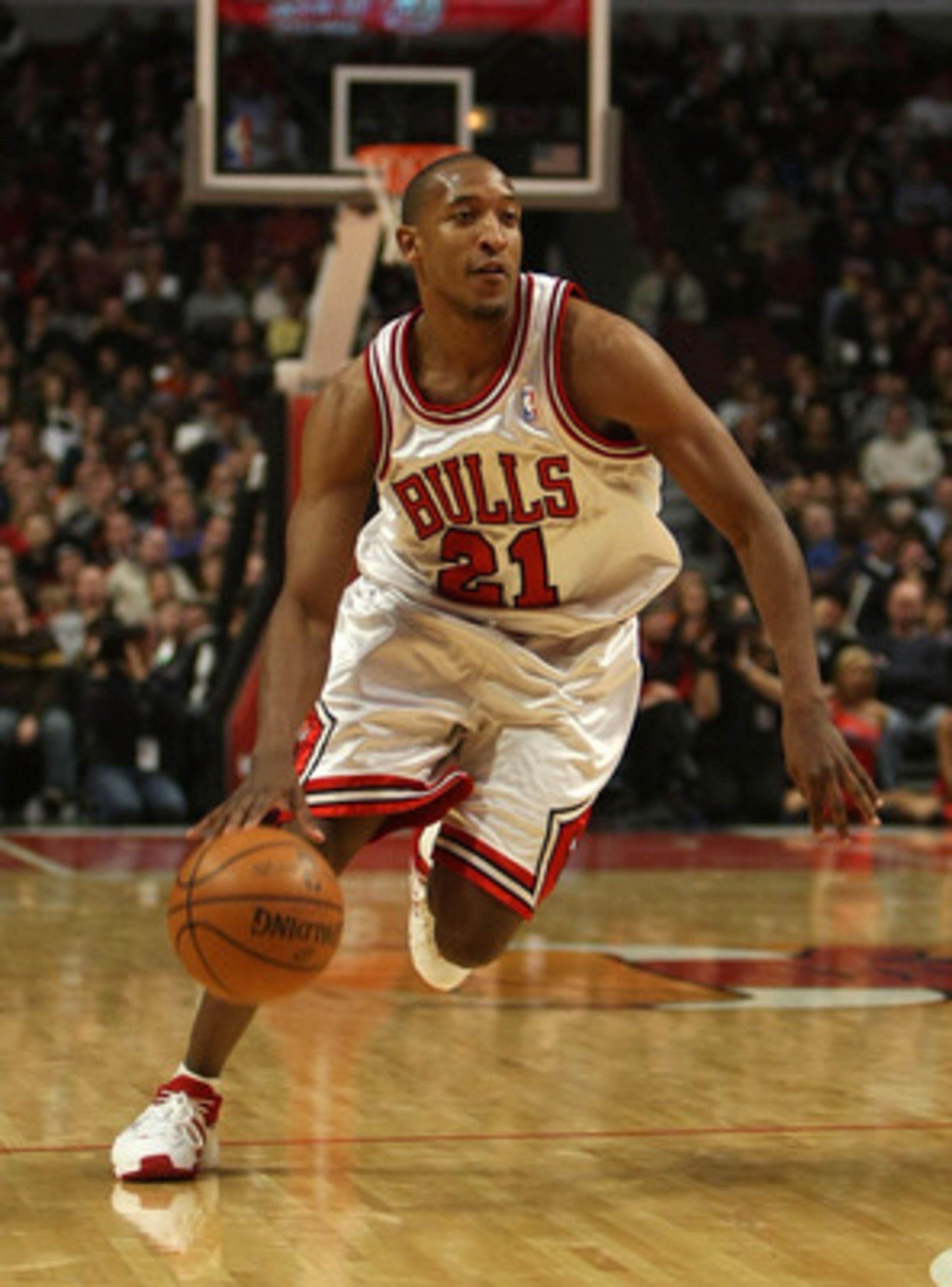 CHICAGO - NOVEMBER 27:  Chris Duhon #21 of the Chicago Bulls drives against the Atlanta Hawks at the United Center on November 27, 2007 in Chicago, Illinois.  NOTE TO USER: User expressly acknowledges and agrees that, by downloading and or using this Phot