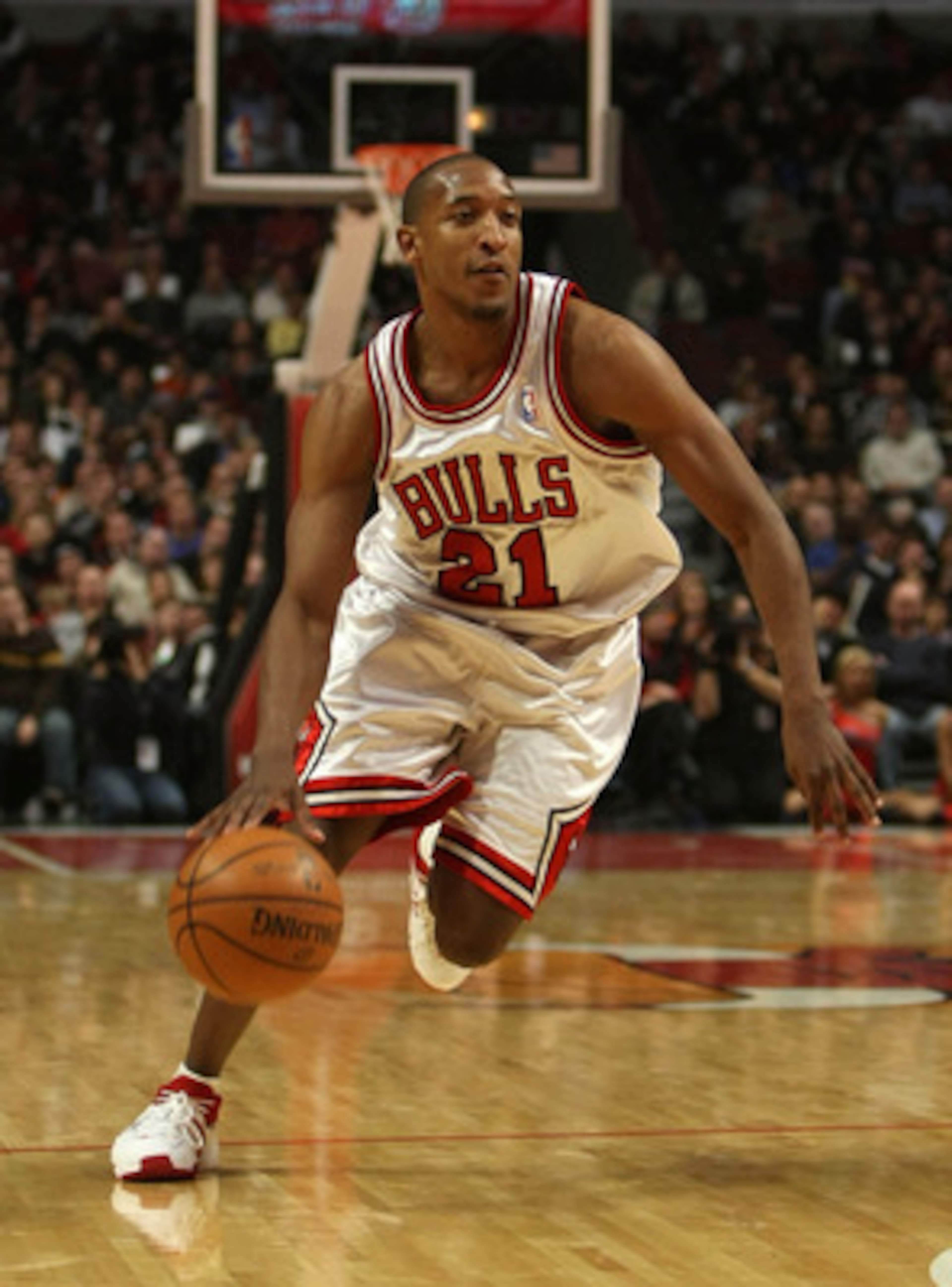 CHICAGO - NOVEMBER 27:  Chris Duhon #21 of the Chicago Bulls drives against the Atlanta Hawks at the United Center on November 27, 2007 in Chicago, Illinois.  NOTE TO USER: User expressly acknowledges and agrees that, by downloading and or using this Phot