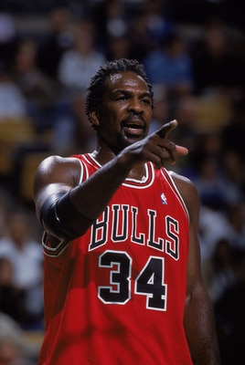 2 Nov 2001:  Forward Charles Oakley #34 of the Chicago Bulls points his finger during the NBA game against the Boston Celtics at the FleetCenter in Boston, Massachusetts.  The Celtics defeated the Bulls 96-82.  NOTE TO USER: User expressly acknowledges an