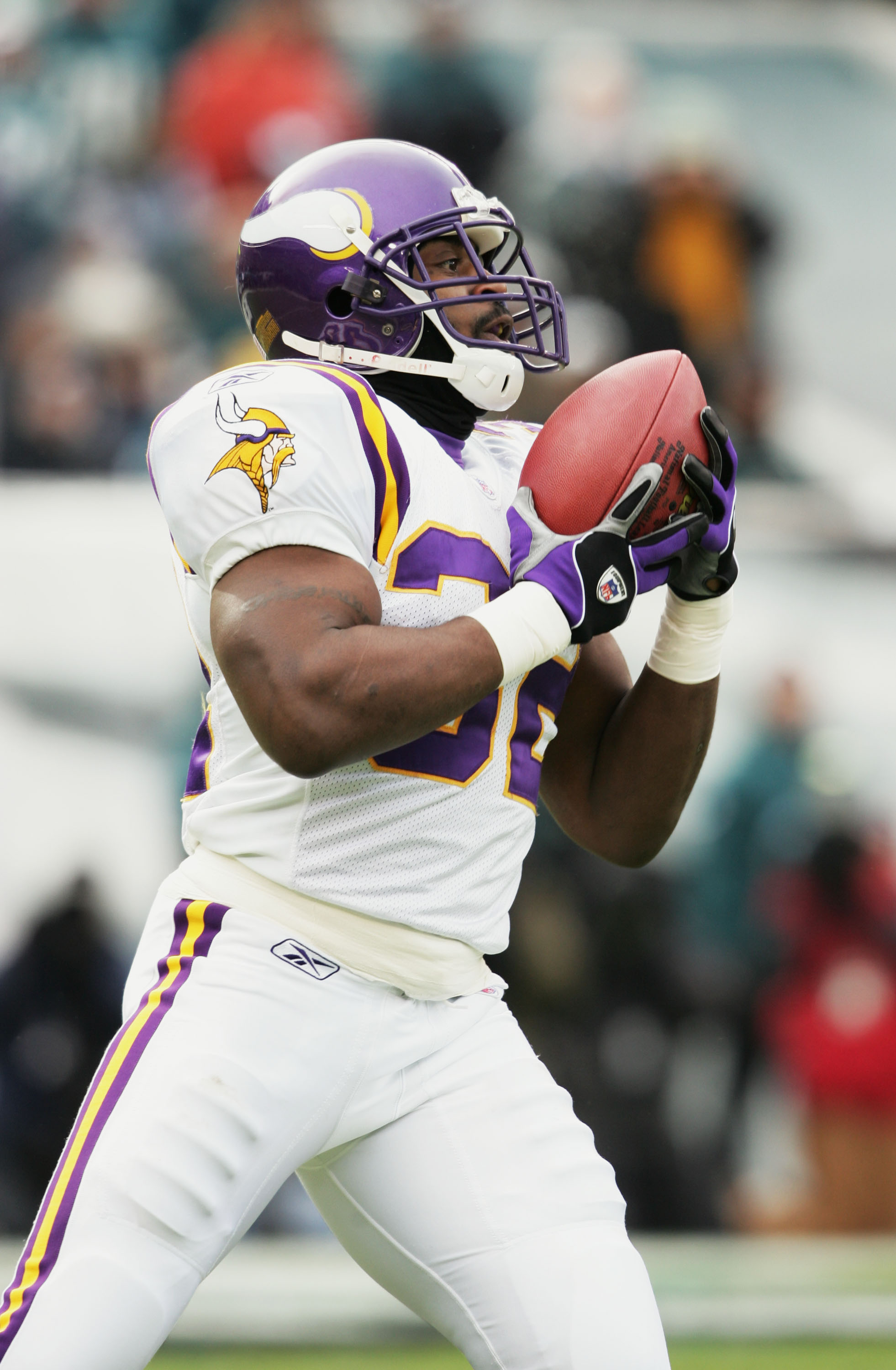 PHILADELPHIA - JANUARY 16:  Running back Onterrio Smith #32 of the Minnesota Vikings catches a pass against the Philadelphia Eagles in an NFC divisional playoff game at Lincoln Financial Field on January 16, 2005 in Philadelphia, Pennsylvania. The Eagles
