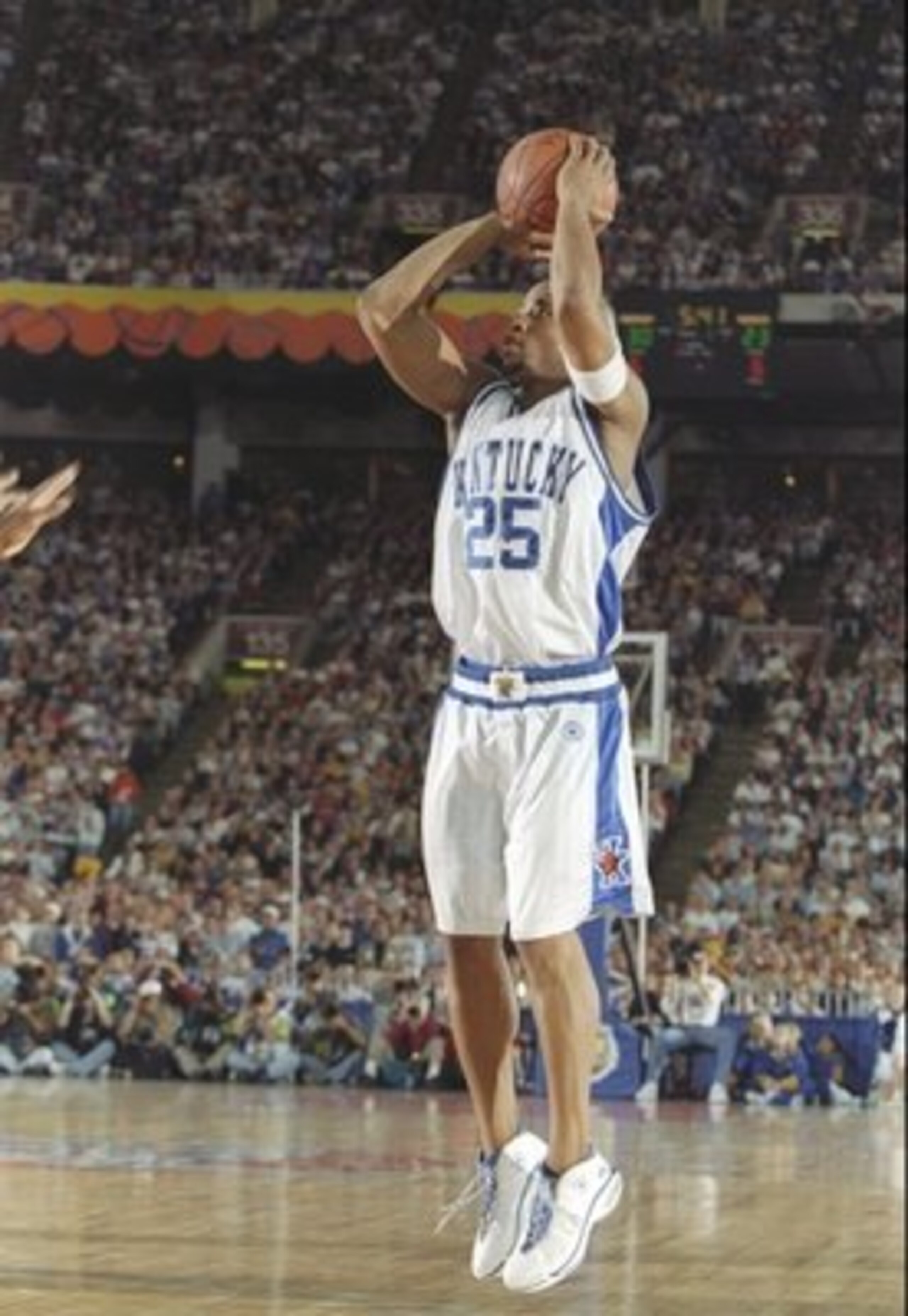 29 Mar 1997:  Guard Anthony Epps of the Kentucky Wildcats shoots the ball during an NCAA Final Four game against the Minnesota Golden Gophers at the RCA Dome in Indianapolis, Indiana. Kentucky won the game 78 - 69. Mandatory Credit: Brian Bahr  /Allsport