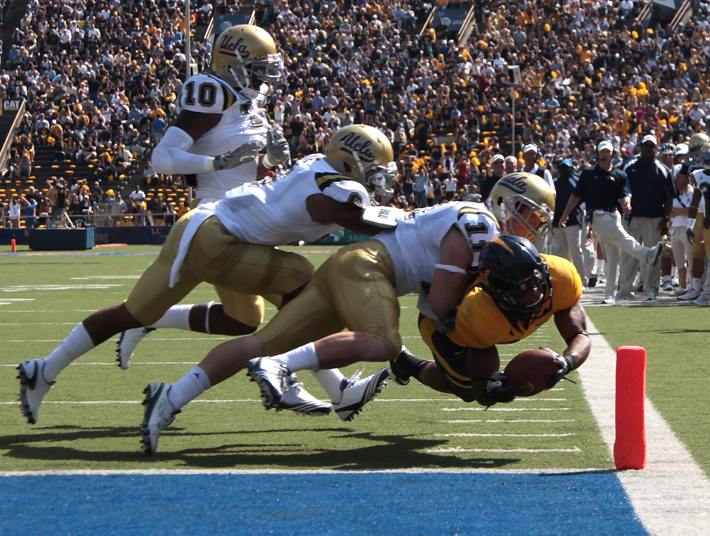 BERKELEY, CA - OCTOBER 09:  Shane Vereen #34 of the California Golden Bears runs for a touchdown against Sean Westgate #11 of the UCLA Bruins in the first half at California Memorial Stadium on October 9, 2010 in Berkeley, California.  (Photo by Jed Jacob