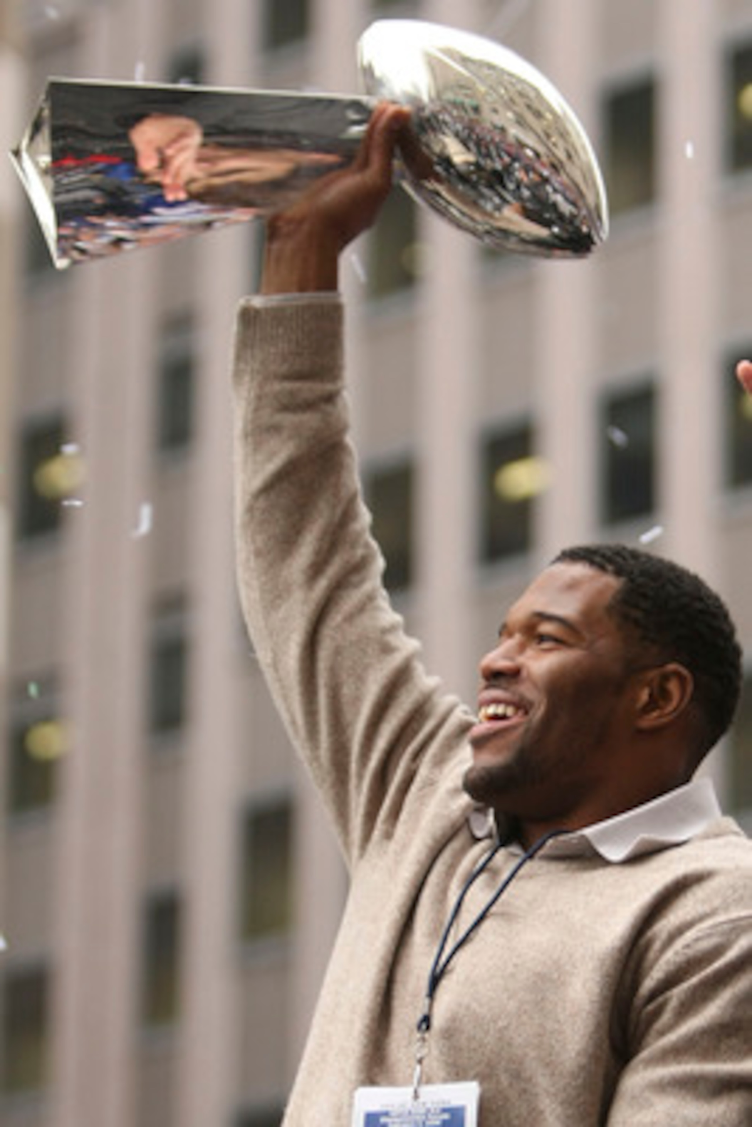 NEW YORK - FEBRUARY 05:  New York Giants defensive end Michael Strahan holds up the Vince Lombardi trophy during the New York Giants Superbowl XLII victory parade February 5, 2008 in New York City.  (Photo by Chris McGrath/Getty Images)