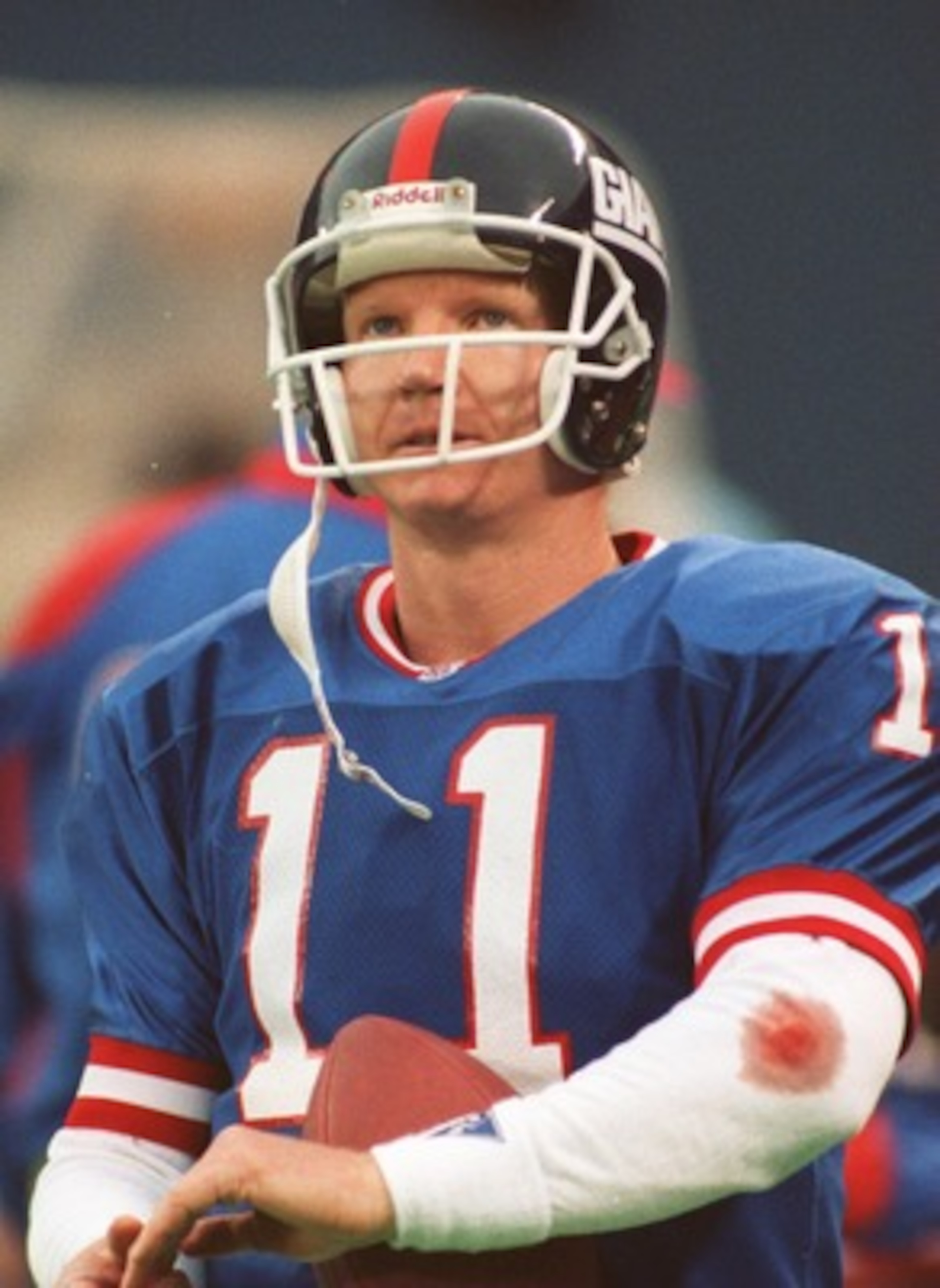 8 DEC 1991:  NEW YORK GIANTS QUARTERBACK PHIL SIMMS TAKES A LOOK AT THE SCOREBOARD FROM THE SIDELINES DURING THEIR 19-14 LOSS TO THE PHILADELPHIA EAGLES AT GIANTS STADIUM IN EAST RUTHERFORD, NEW JERSEY. Mandatory Credit: Rick Stewart/ALLSPORT