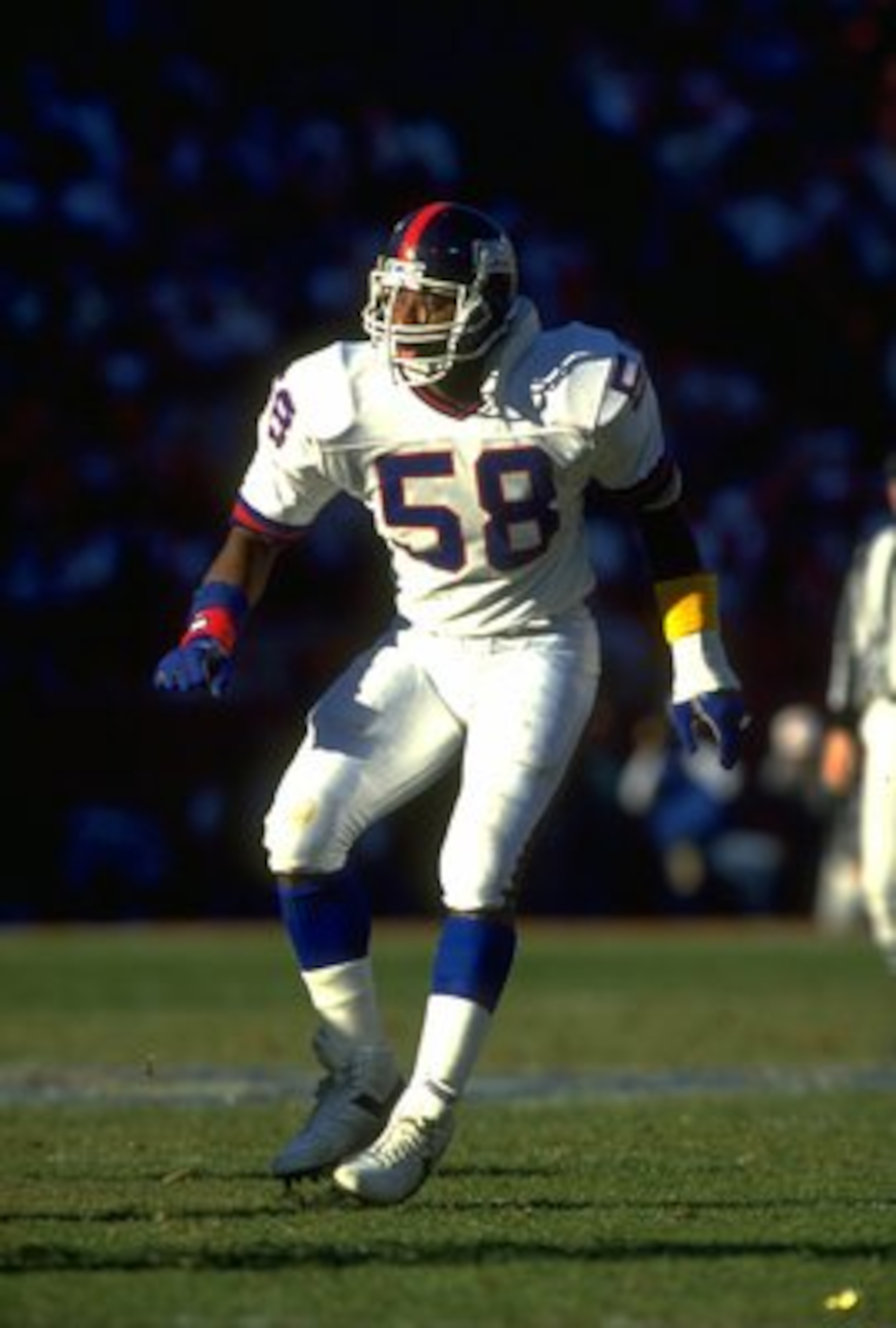 20 JAN 1991:  NEW YORK GIANTS LINEBACKER CARL BANKS DROPS BACK TO COVER THE PASS DURING THE GIANTS 15-13 NFC CHAMPIONSHIP WIN OVER THE SAN FRANCISCO 49ERS AT CANDLESTICK PARK IN SAN FRANCISCO, CALIFORNIA.