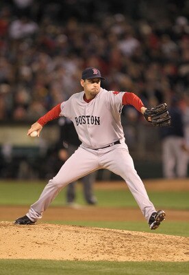 OAKLAND, CA - APRIL 19:  Dan Wheeler #35 of the Boston Red Sox in action against the Oakland Athletics at Oakland-Alameda County Coliseum on April 19, 2011 in Oakland, California.  (Photo by Ezra Shaw/Getty Images)