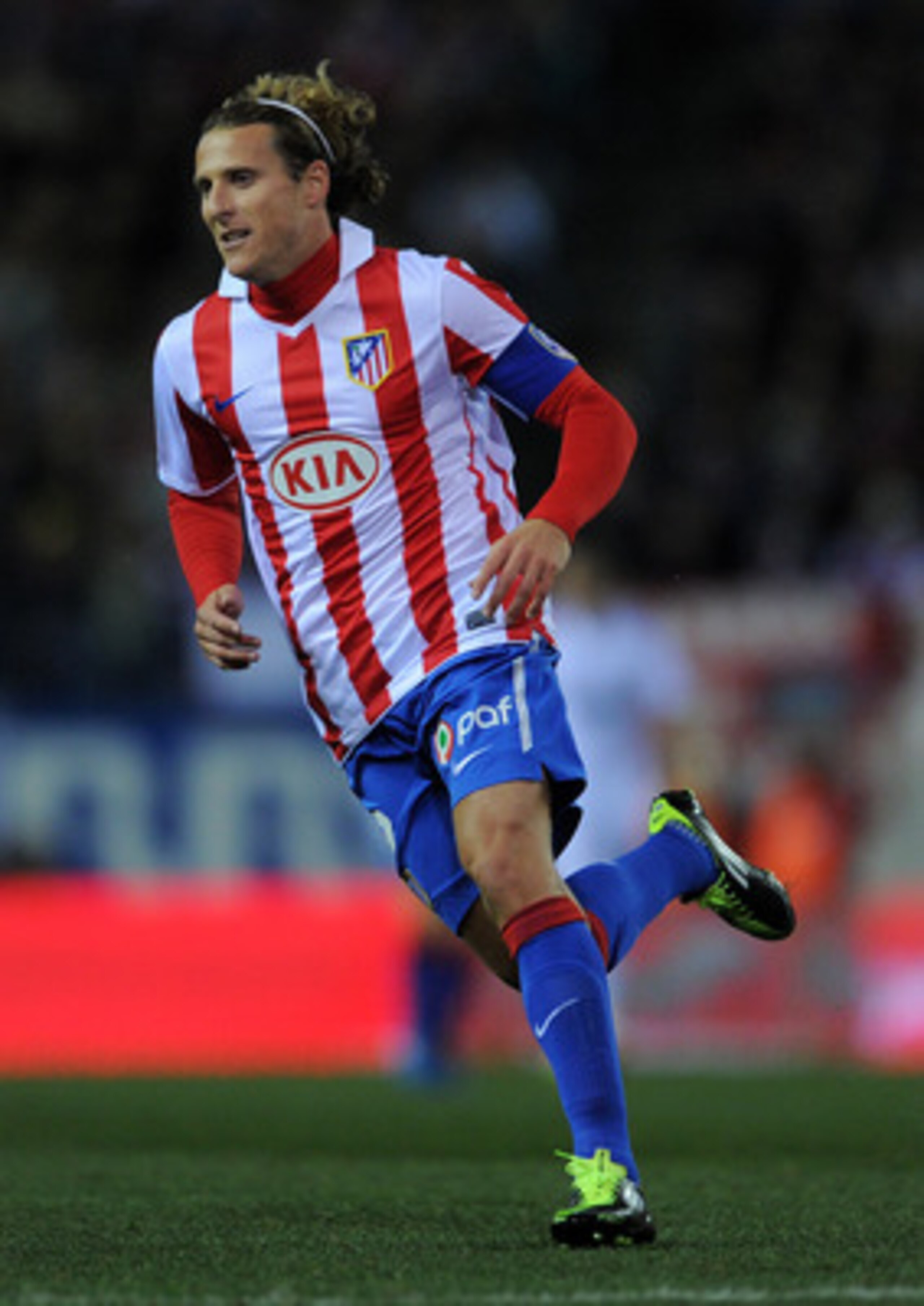 MADRID, SPAIN - JANUARY 20:  Diego Forlan of Atletico Madrid in action during the quarter-final Copa del Rey second leg match between Atletico Madrid and Real Madrid and at Vicente Calderon Stadium on January 20, 2011 in Madrid, Spain.  (Photo by Jasper J