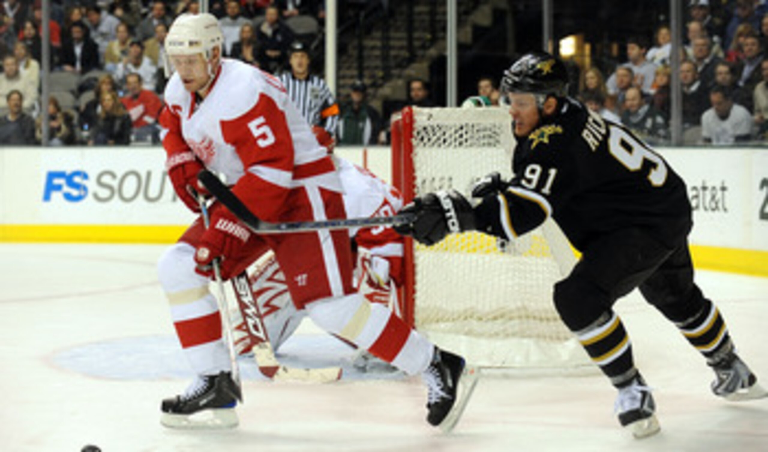 DALLAS - JANUARY 12:  Defenseman Nicklas Lidstrom #5 of the Detroit Red Wings skates the puck past Brad Richards #91 of the Dallas Stars at the American Airlines Center on January 12, 2009 in Dallas, Texas.  (Photo by Ronald Martinez/Getty Images)