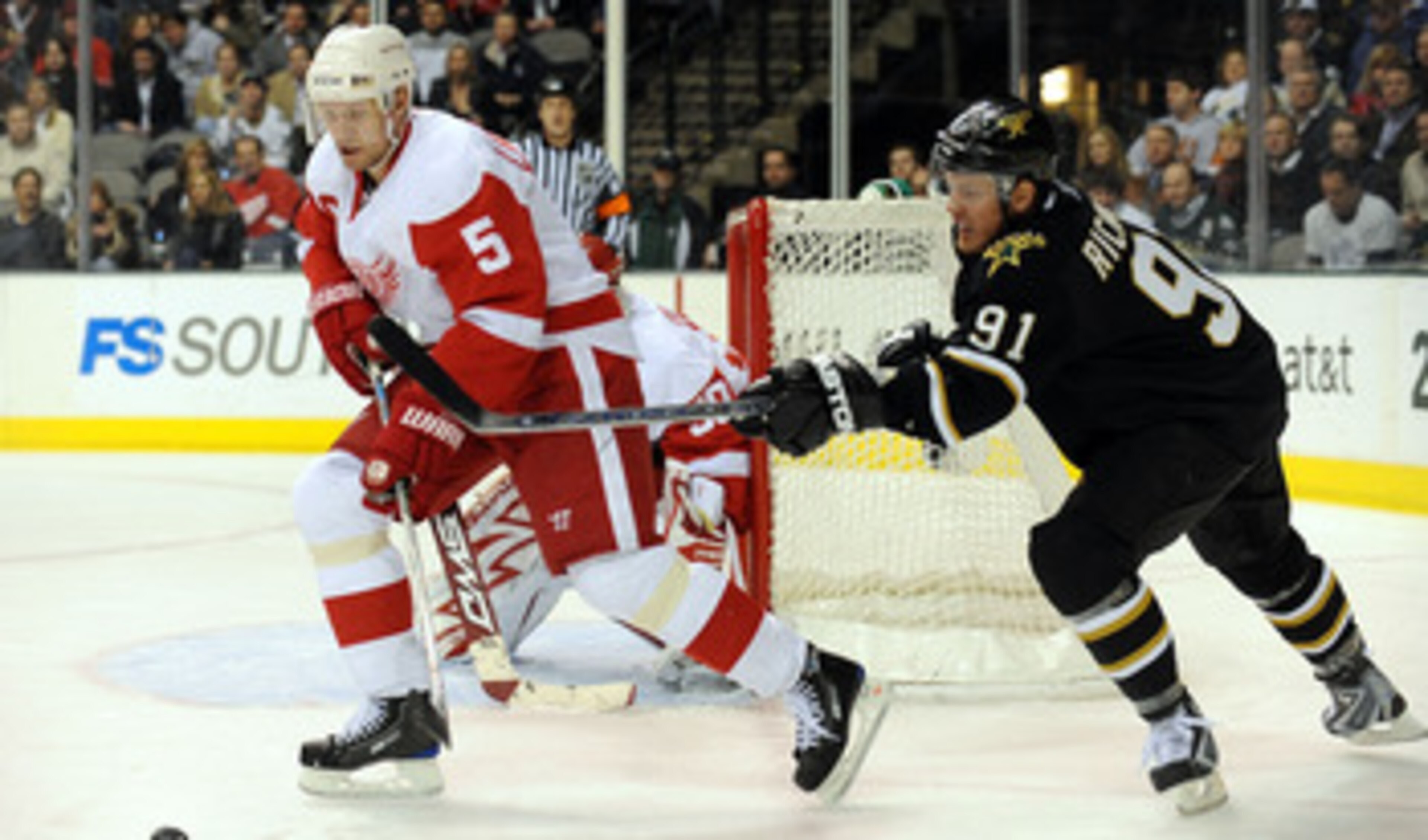 DALLAS - JANUARY 12:  Defenseman Nicklas Lidstrom #5 of the Detroit Red Wings skates the puck past Brad Richards #91 of the Dallas Stars at the American Airlines Center on January 12, 2009 in Dallas, Texas.  (Photo by Ronald Martinez/Getty Images)