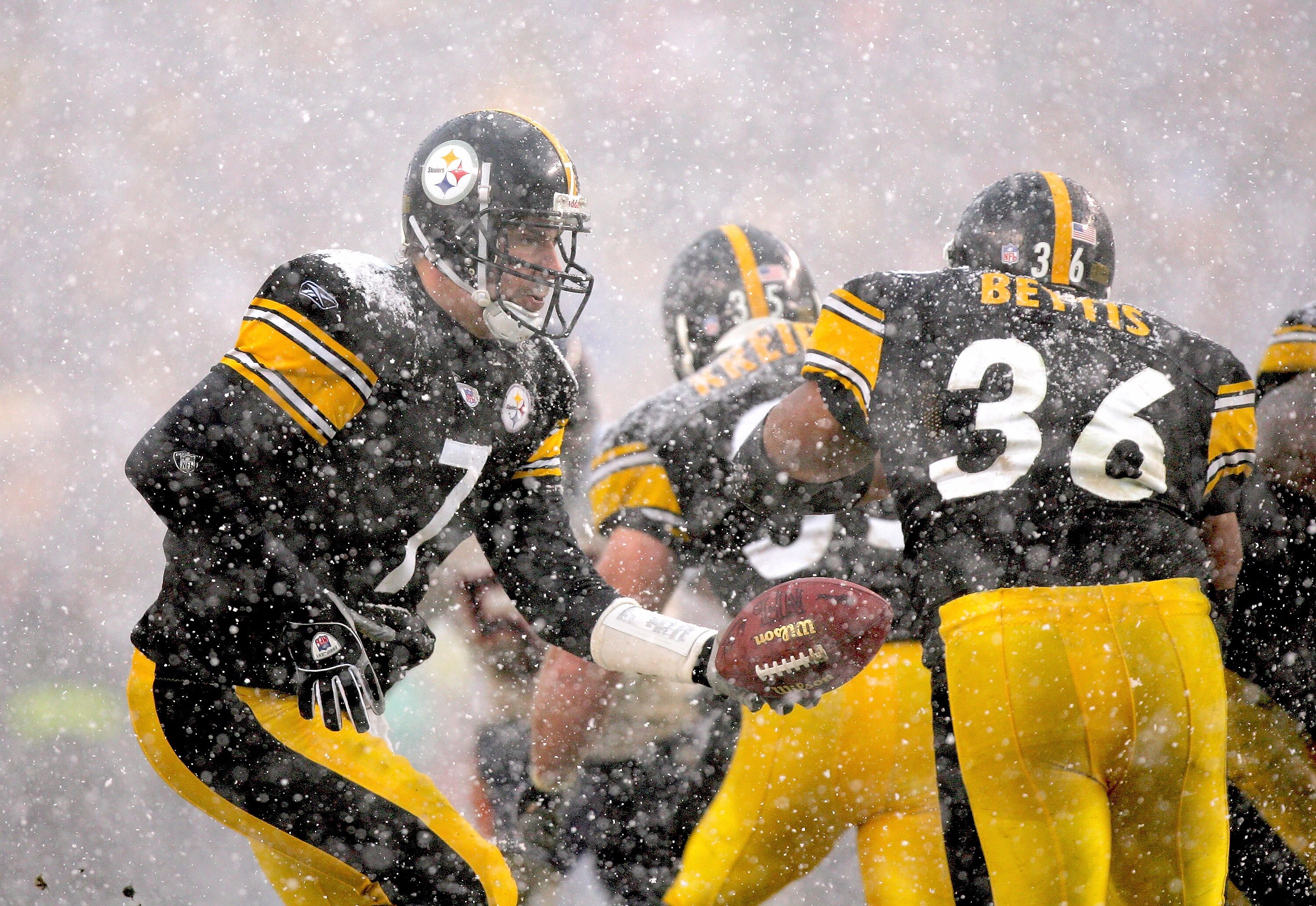 PITTSBURGH - DECEMBER 11:  Quarterback Ben Roethlisberger #7 of the Pittsburgh Steelers hands off to Jerome Bettis #36 during their game against the Chicago Bears on December 11, 2005 at Heinz Field in Pittsburgh, Pennsylvania. The Steelers defeated the B