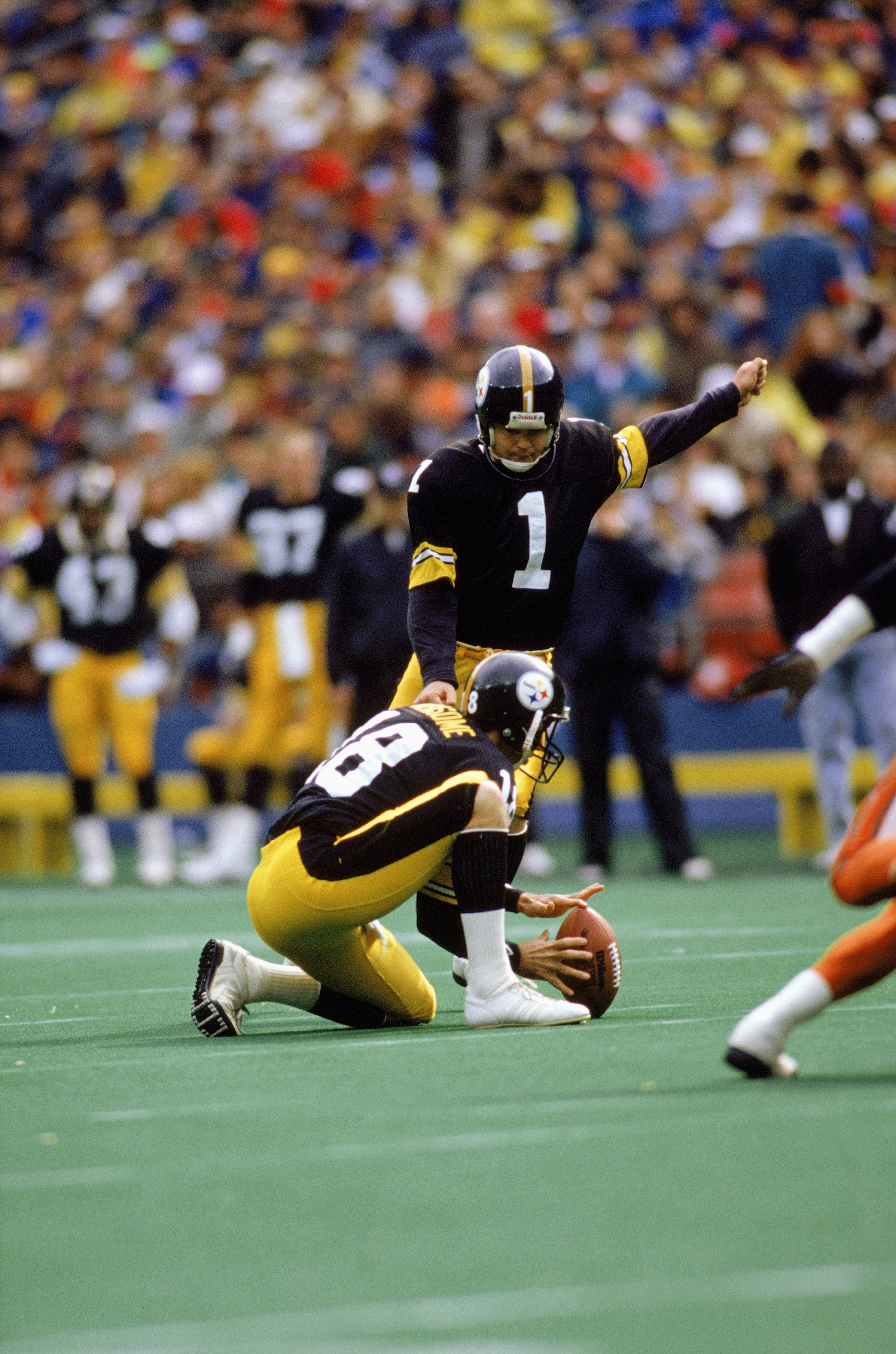 PITTSBURGH ?? OCTOBER 8:  Place kicker Gary Anderson #1 of the Pittsburgh Steelers kicks during a NFL game against the Cincinnati Bengals at Three Rivers Stadium on October 8, 1989 in Pittsburgh, Pennsylvania.  The Bengals defeated the Steelers 26-16.  (P