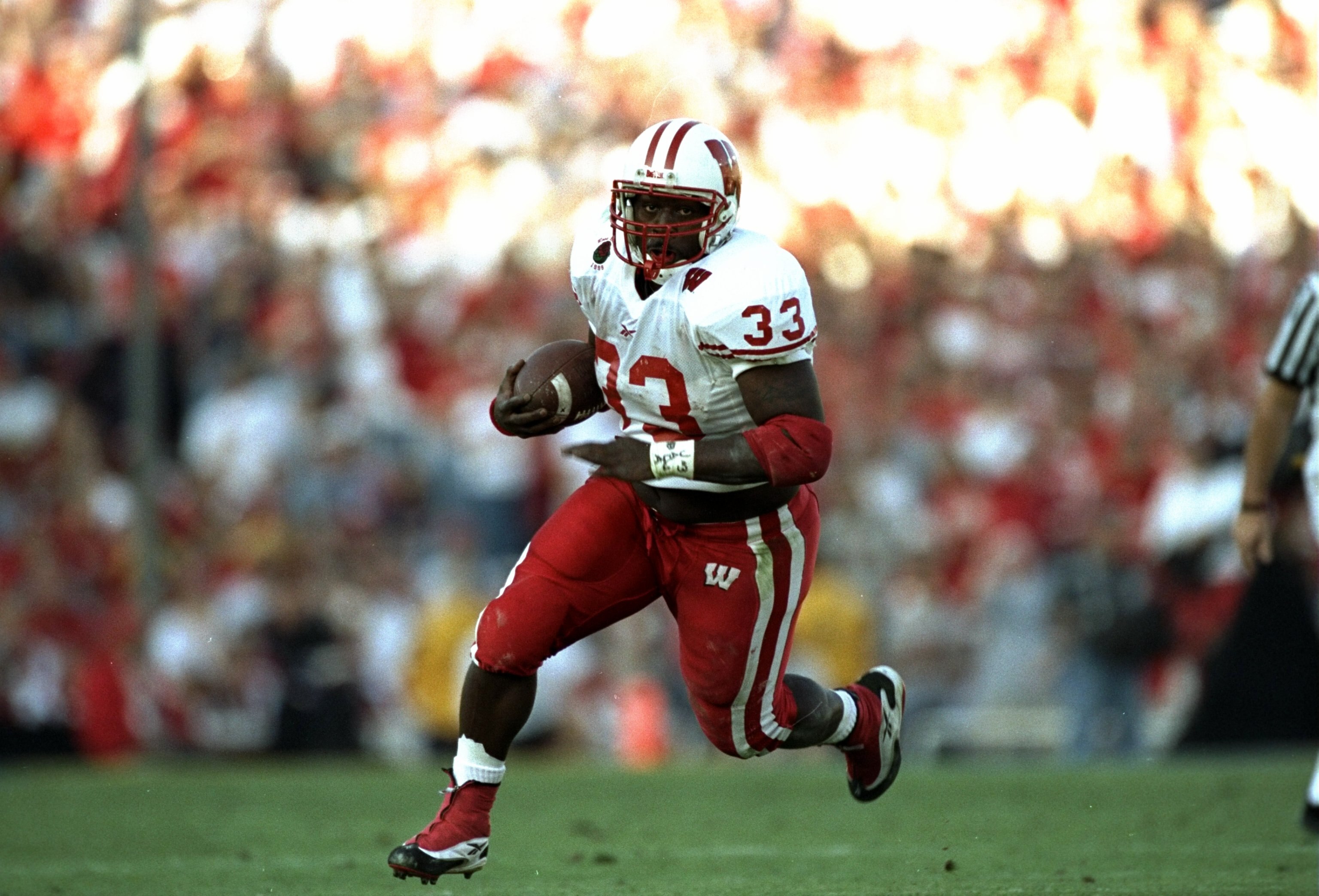 1 Jan 1999:  Ron Dayne #33 of the Wisconsin Badgers in action during the Rose Bowl Game against the UCLA Bruins at the Rose Bowl in Pasadena, California. The Badgers defeated the Bruins 38-31. Mandatory Credit: Vincent Laforet  /Allsport