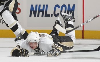 PHILADELPHIA - OCTOBER 08: Sidney Crosby #87 of the Pittsburgh Penguins hits the ice against the Philadelphia Flyers at the Wachovia Center on October 8, 2009 in Philadelphia, Pennsylvania. (Photo by Bruce Bennett/Getty Images)