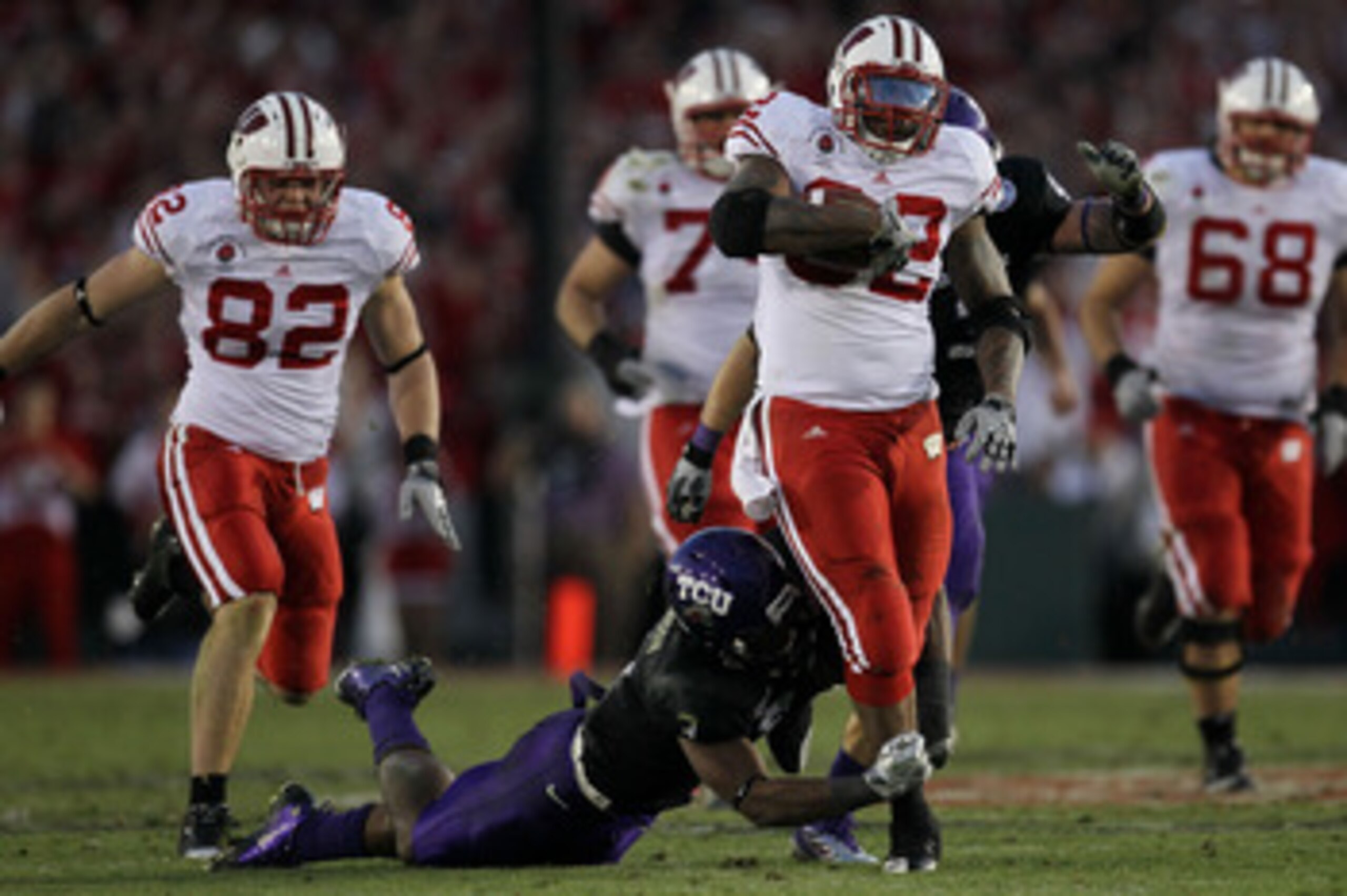 PASADENA, CA - JANUARY 01:  Running back John Clay #32 of the Wisconsin Badgers rushes with the ball against the TCU Horned Frogs during the 97th Rose Bowl game on January 1, 2011 in Pasadena, California.  (Photo by Stephen Dunn/Getty Images)