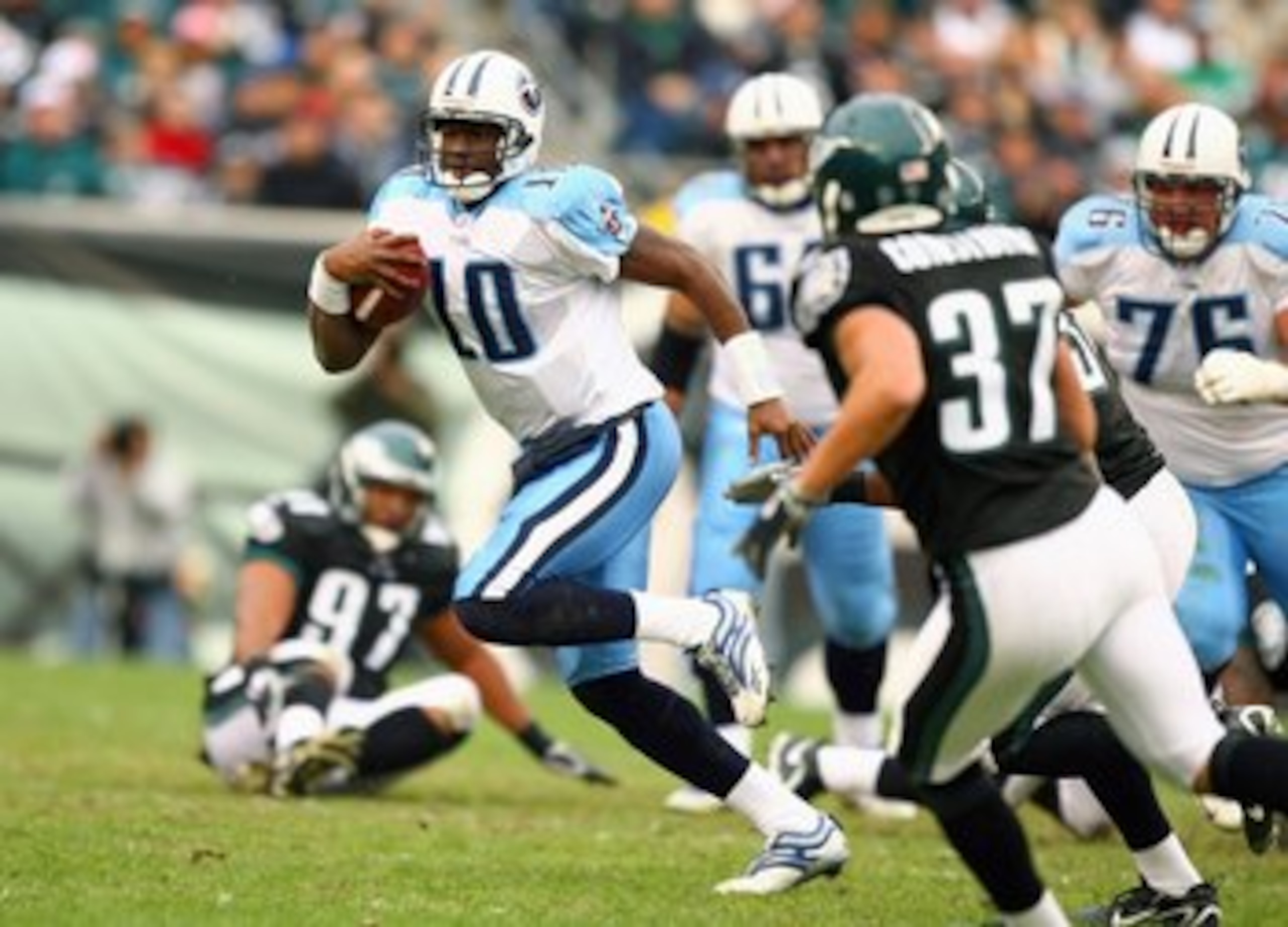 PHILADELPHIA - NOVEMBER 19: Vince Young #10 of the Tennessee Titans runs with the ball during the game against the Philadelphia Eagles on November 19, 2006 at Lincoln Financial Field in Philadelphia, Pennsylvania. The Titans defeated the Eagles 31-13. (Ph