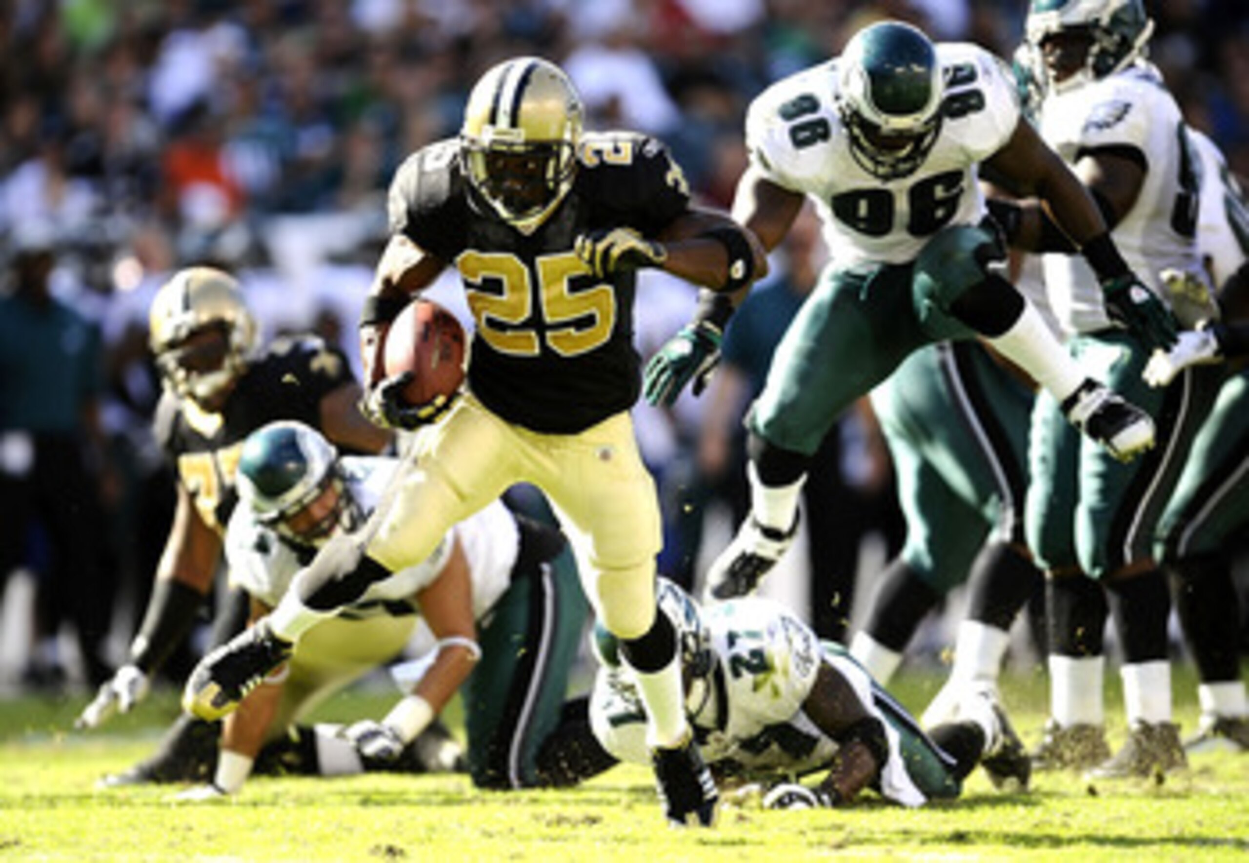 PHILADELPHIA - SEPTEMBER 20:  Reggie Bush #25 of the New Orleans Saints runs upfield for touchdown in a game against the Philadelphia Eagles at Lincoln Financial Field on September 20, 2009 in Philadelphia, Pennsylvania.  (Photo by Jeff Zelevansky/Getty I