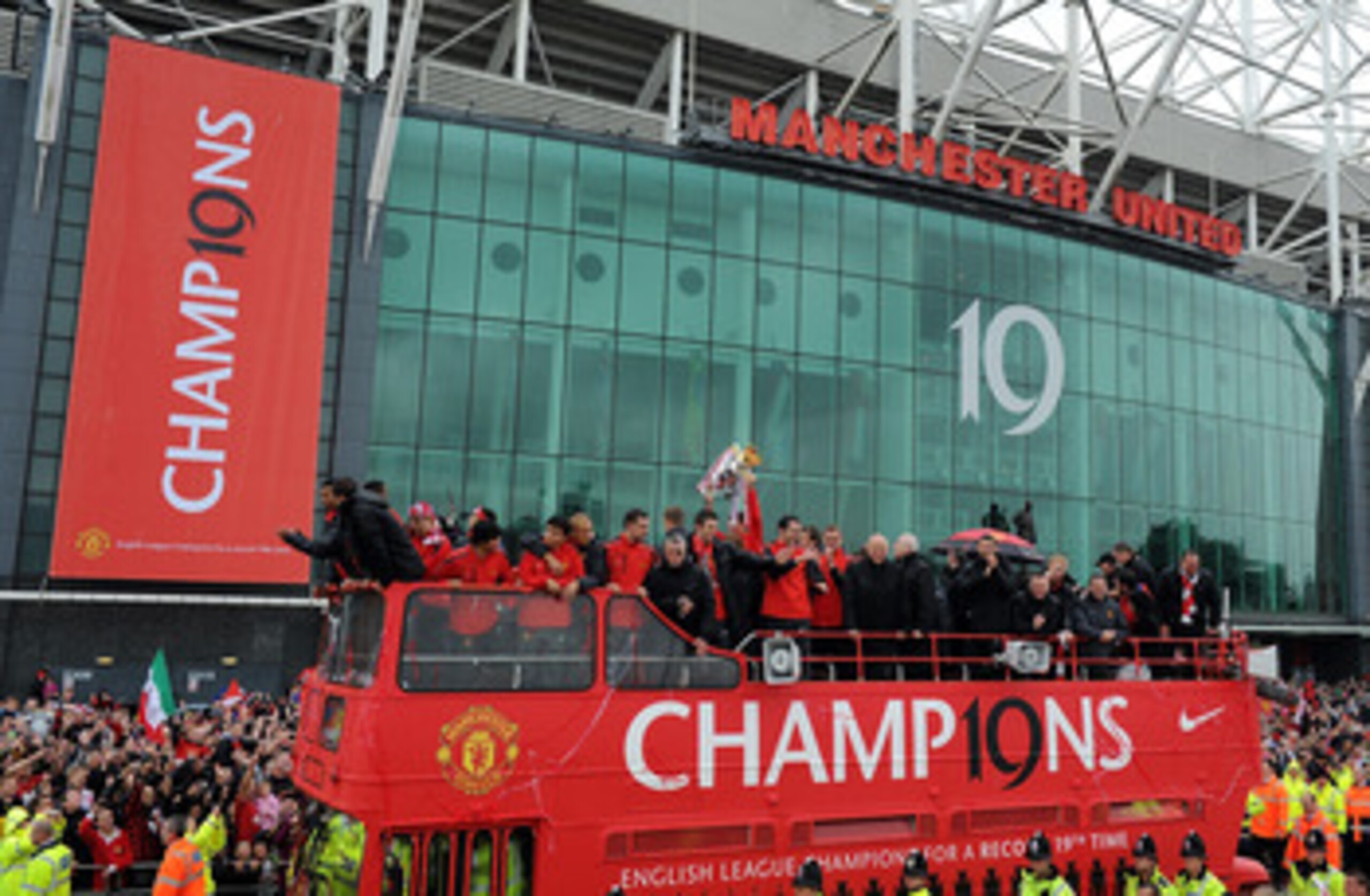 MANCHESTER, ENGLAND - MAY 30:  The Manchester United open top bus travels past Old Trafford during the Manchester United Premier League Winners Parade at Old Trafford on May 30, 2011 in Manchester, United Kingdom.  (Photo by Chris Brunskill/Getty Images)