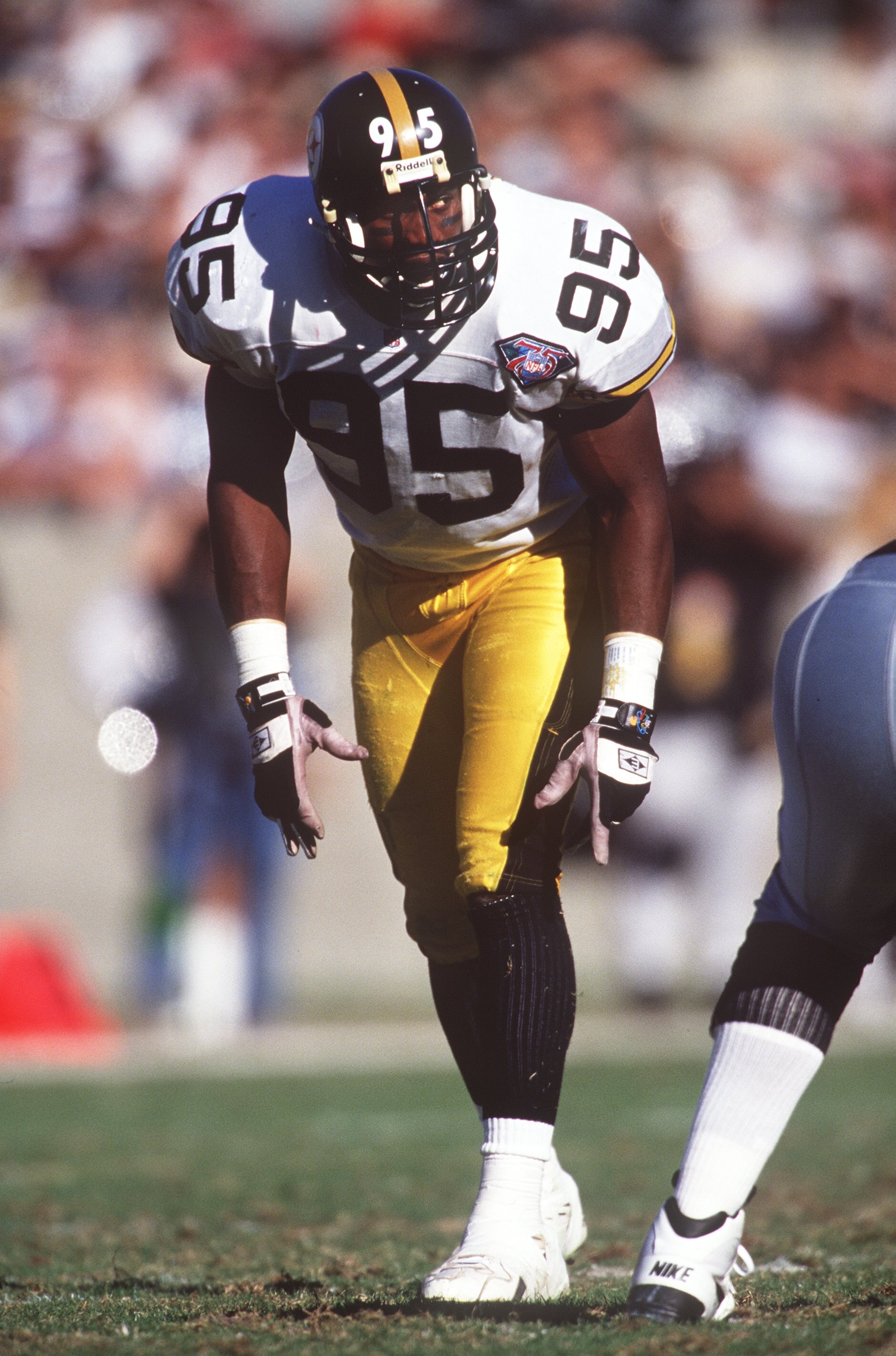 27 Nov 1994: PITTSBURGH LINEBACKER GREG LLOYD LINES UP AT THE LINE OF SCRIMMAGE BEFORE THE SNAP DURING THE STEELERS 21-3 VICTORY OVER THE LOS ANGELES RAIDERS AT THE LOS ANGELES MEMORIAL COLISEUM IN LOS ANGELES, CALIFORNIA.